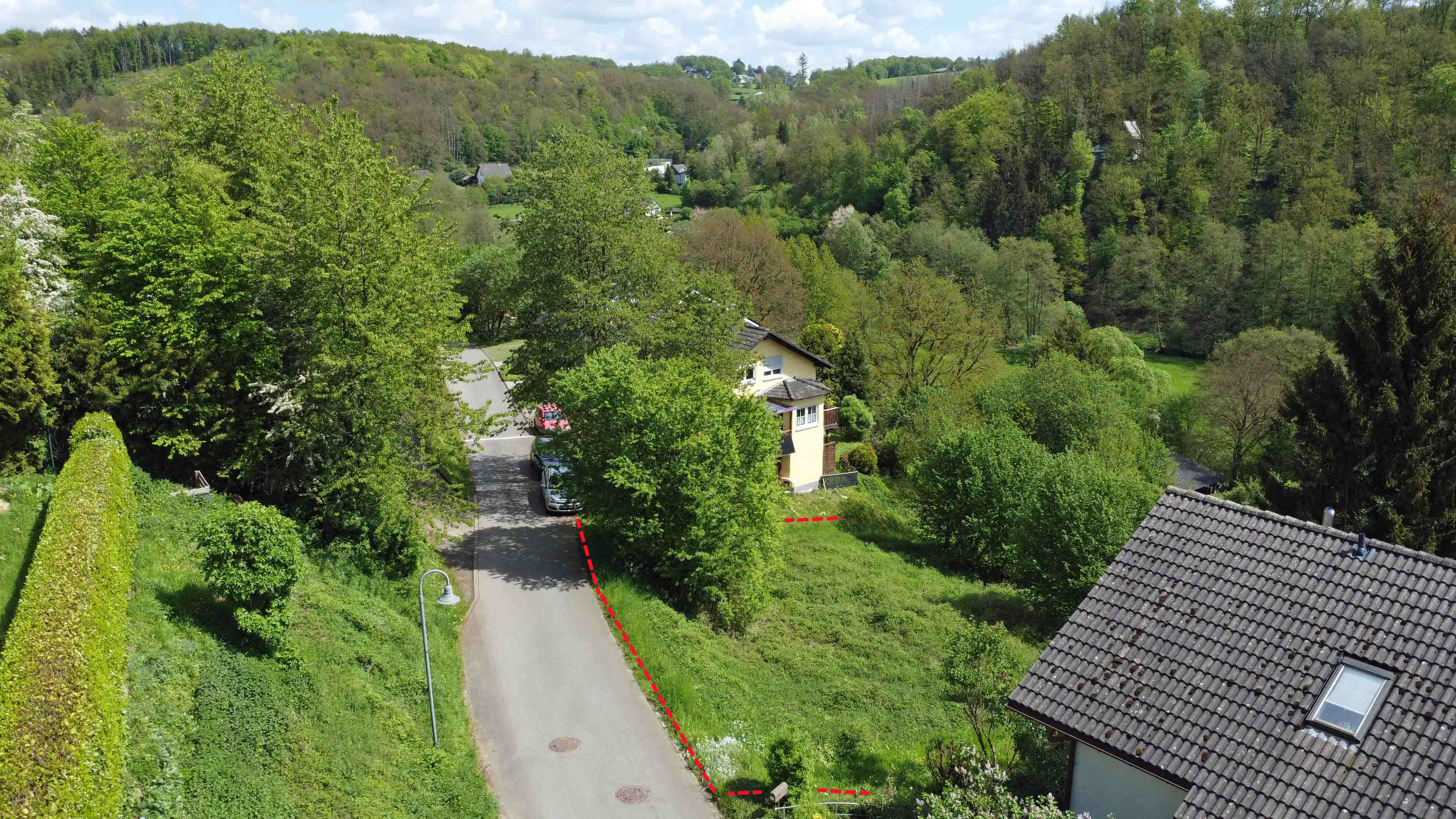 Morsbach-Holpe: Preiswertes, sofort bebaubares Baugrundstück in herrlicher Naturlage, in einer grünen, verkehrsberuhigten Straße
