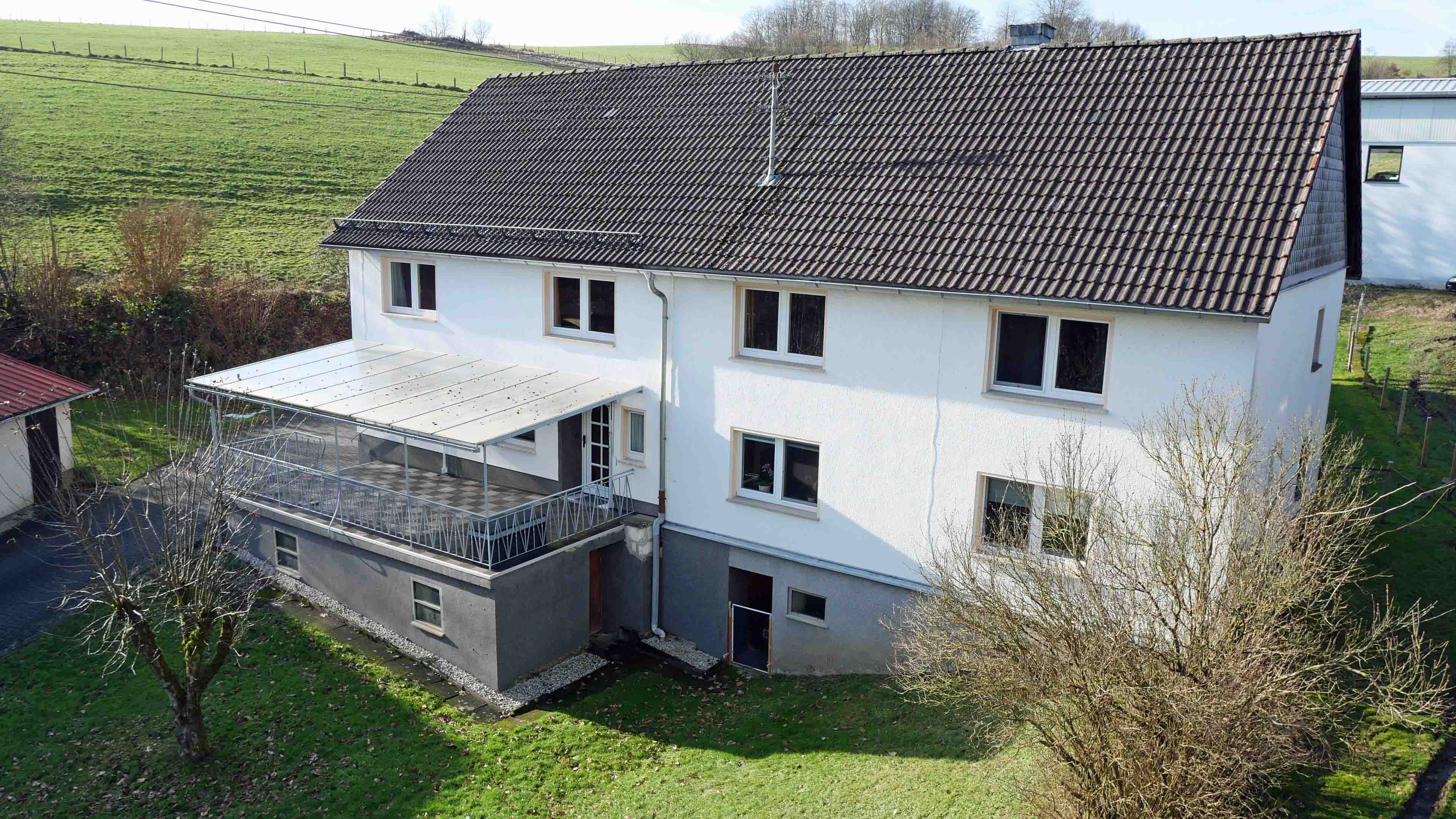 Morsbach-Ortseifen: Bauernhaus mit ELW, 2 Garagen, 2 Carports, Stall und 1,1 ha Weide, Wohnhaus mit Terrasse 