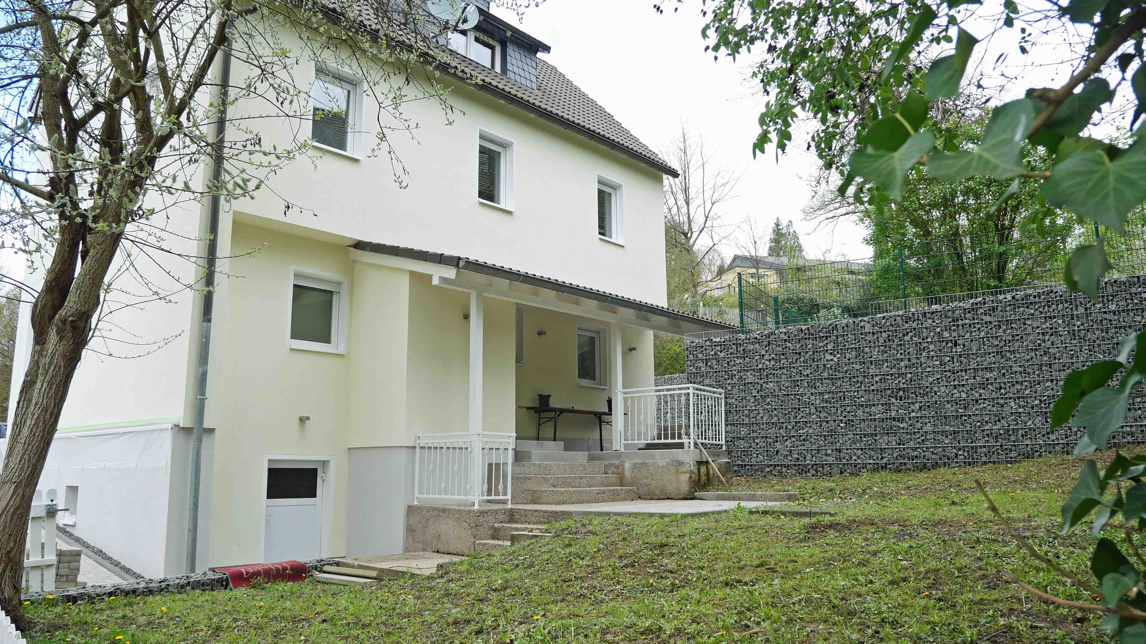 Morsbach: Komplett saniertes Wohnhaus im Zentrum, Hausrückseite mit überdachtem Freisitz und...