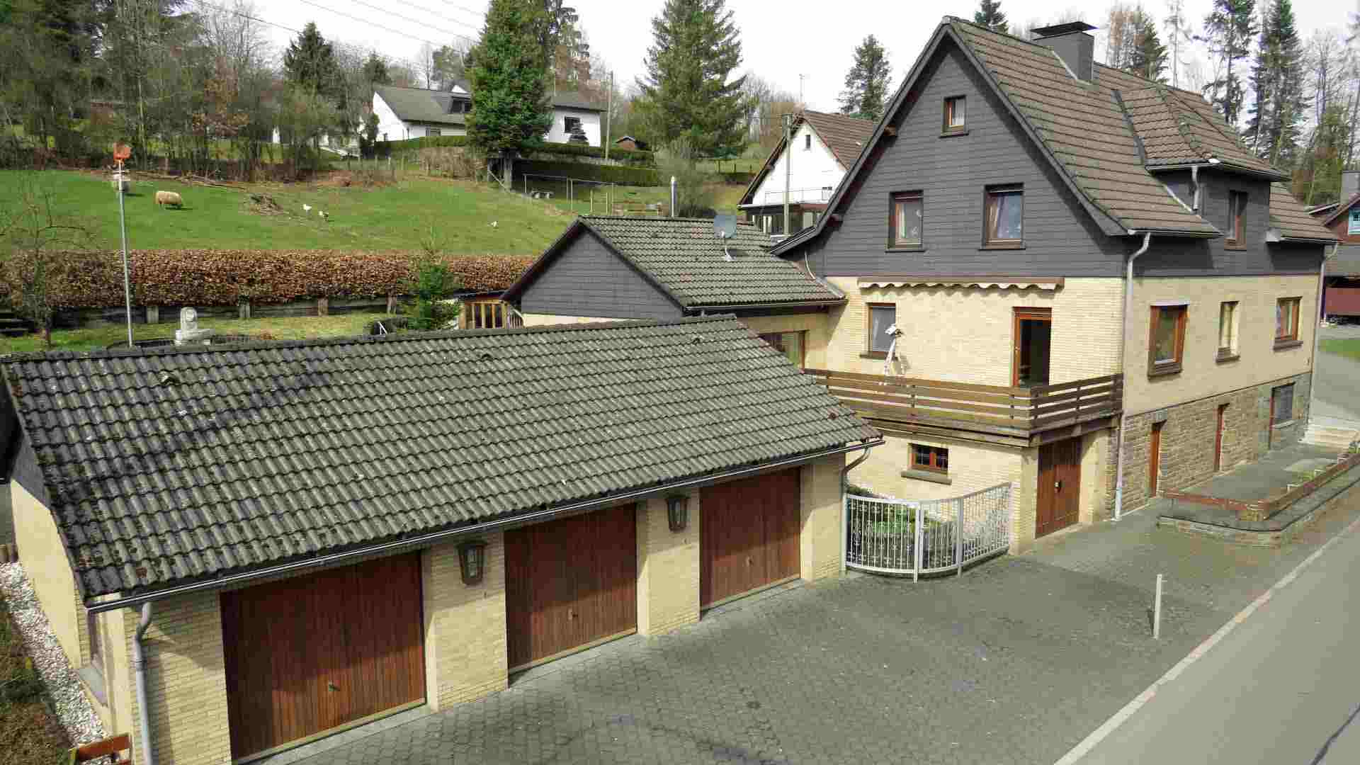 20 2-178 - Reichshof: Wohnhaus mit 6 Garagen und Werkstatt