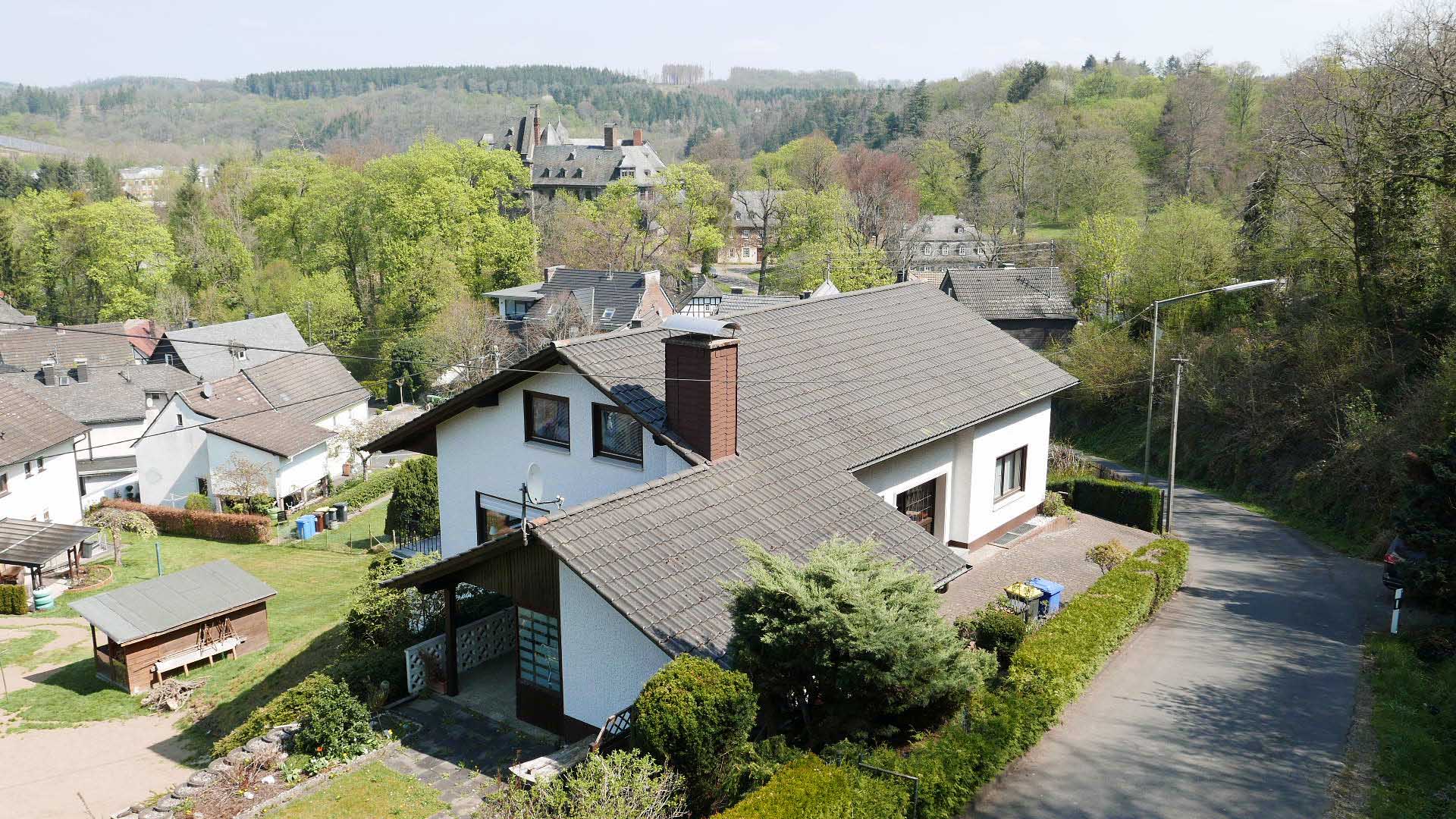 150 2-197 - Wohnhaus mit ELW und 2 Garagen in Höhenlage mit Schlossblick in Wissen-Schönstein