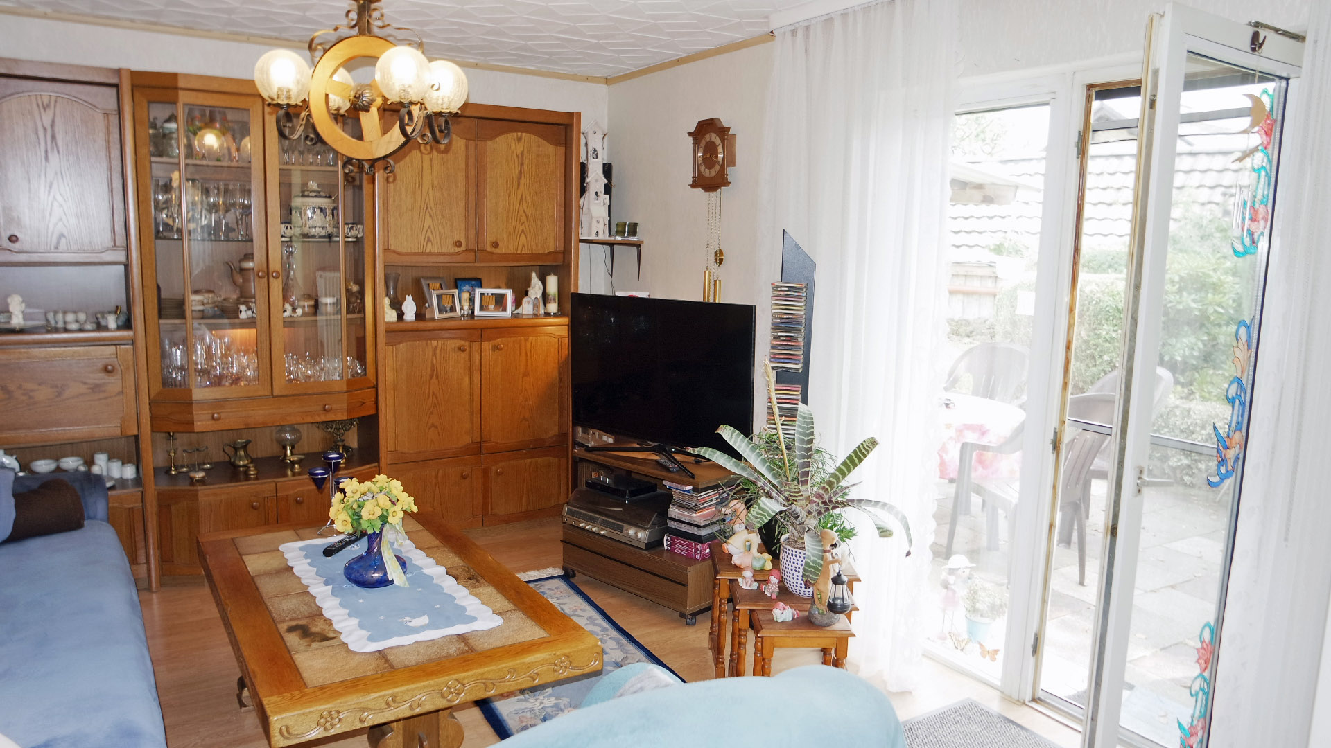 Verkauft: Einfamilienhaus mit Garage, ...Wohnzimmer (15 m²) mit angrenzender Terrasse