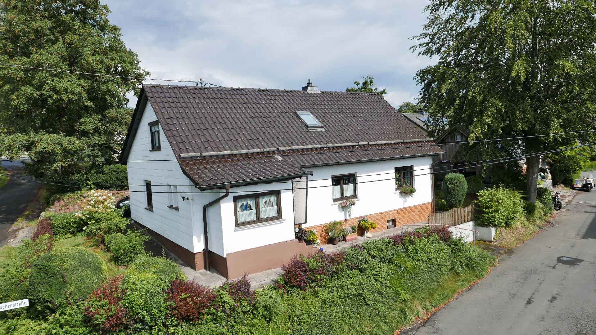 Verkauft: Einfamilienhaus mit Garage, 95 m² im Erdgeschoss und 45 m² wohnlich ausgebautes Dachgeschoss