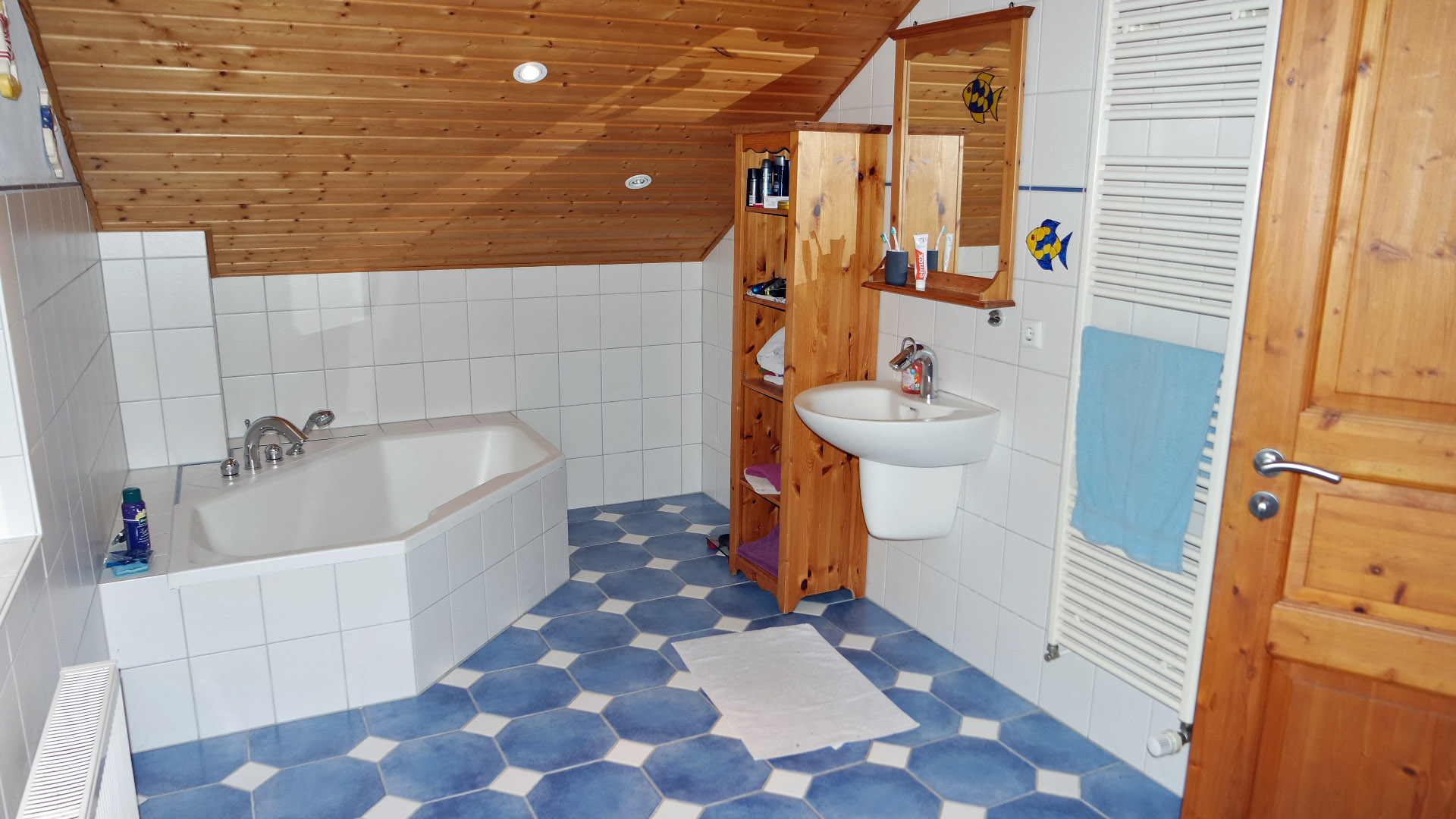 Morsbach: EFH mit ELW, ganz ruhig am Sackgassenende, Hauptbad im Dachgeschoss mit Dusche und Wanne (11,1 m²)