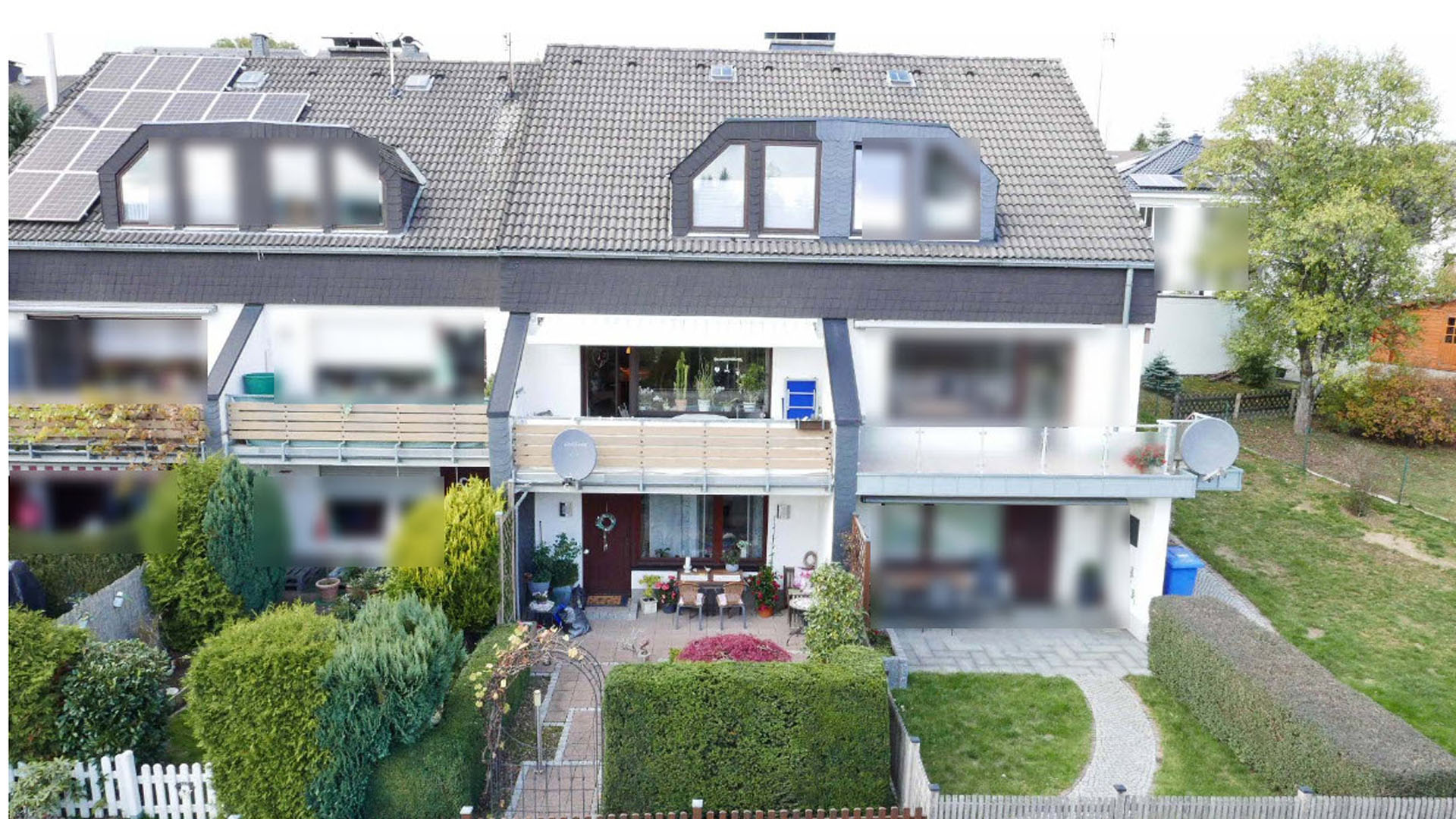 Schön und ruhig in Friesenhagen gelegen: Reihenhaus mit Appartement und Garage, Hausrückseite mit großen Panorama-Fenstern