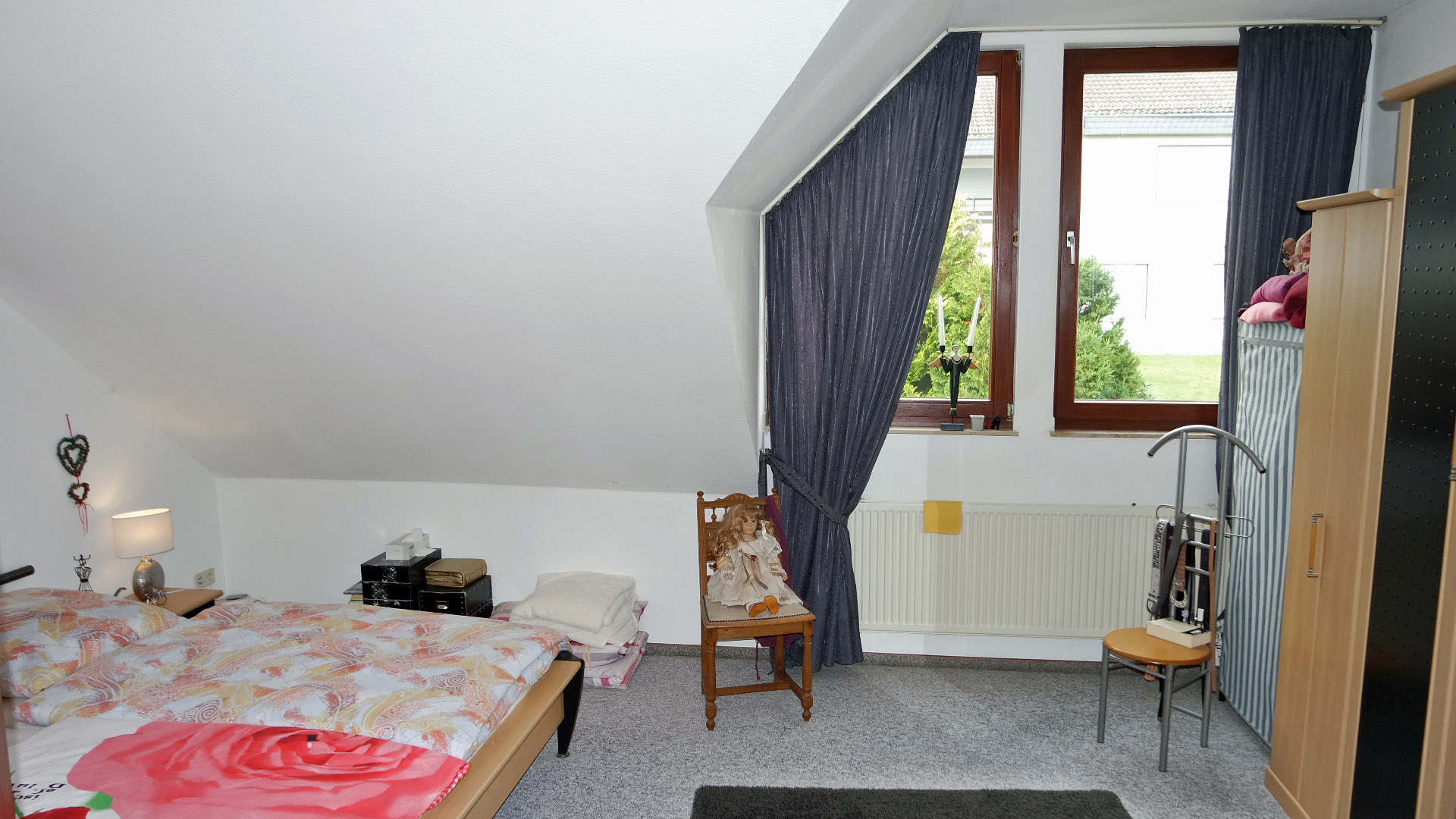 Schön und ruhig in Friesenhagen gelegen: Reihenhaus mit Appartement und Garage, 2 Schlafzimmer im Dachgeschoss (ca.19 und 16 m²) mit ...