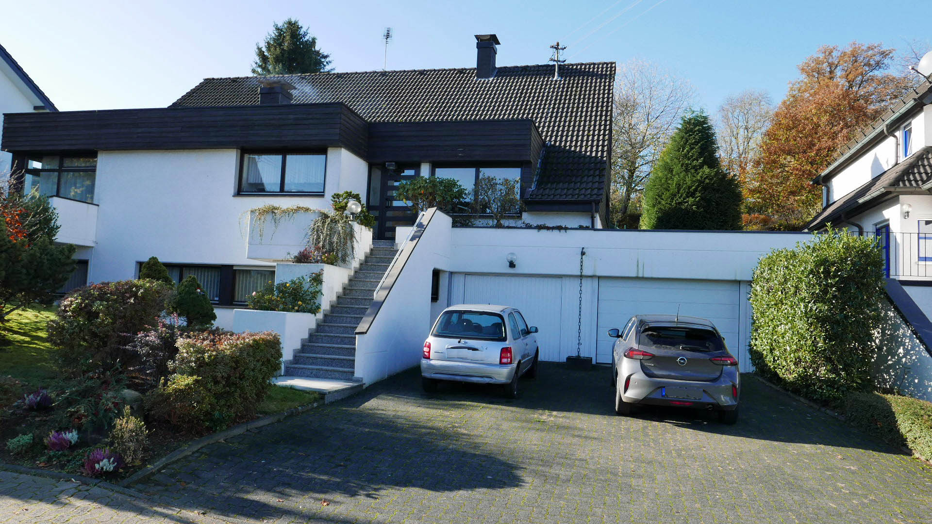 Gummersbach: Architektenhaus in familienfreundlicher Wohnlage, Straßenfront mit Treppenaufgang, Doppelgarage