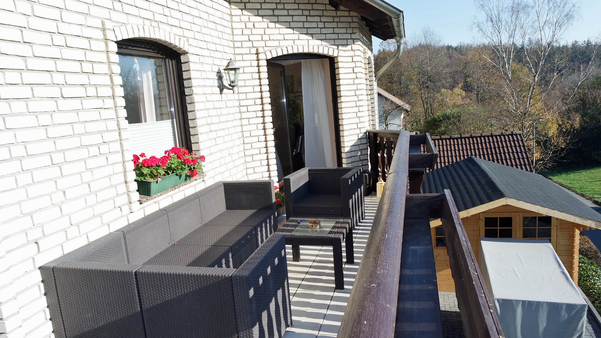 Katzwinkel: Modernes Wohnhaus mit Pool, Solar- und Photovoltaikanlage, ...direktem Ausgang zum großen Balkon