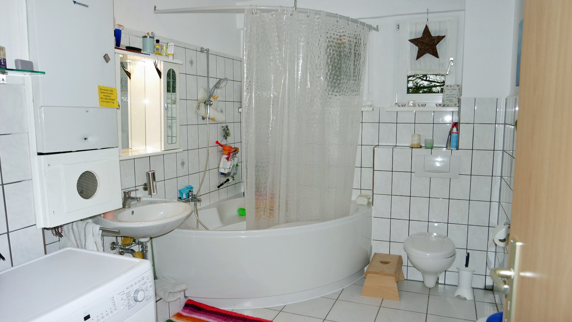 Gummersbach-Karlskamp: Helle, ebenerdige Wohnung mit Parkplatz, 8 m² großes Bad mit Dusch-/ Eckbadewanne
