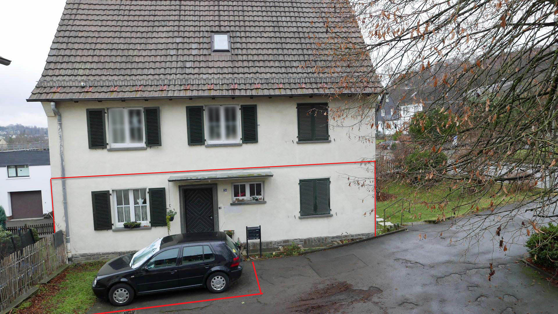 Gummersbach-Karlskamp: Helle, ebenerdige Wohnung mit Parkplatz, 3 Wohnungen im Haus: im EG, OG und DG