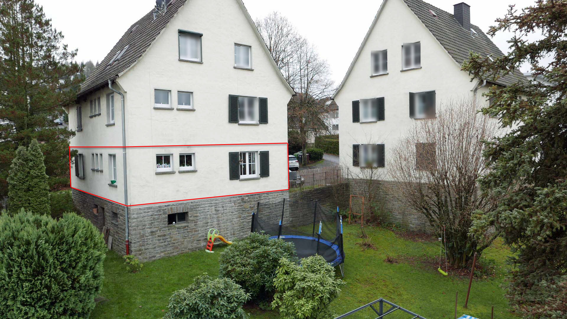 Gummersbach-Karlskamp: Helle, ebenerdige Wohnung mit Parkplatz, Rückseite mit Kellerausgang zum Garten