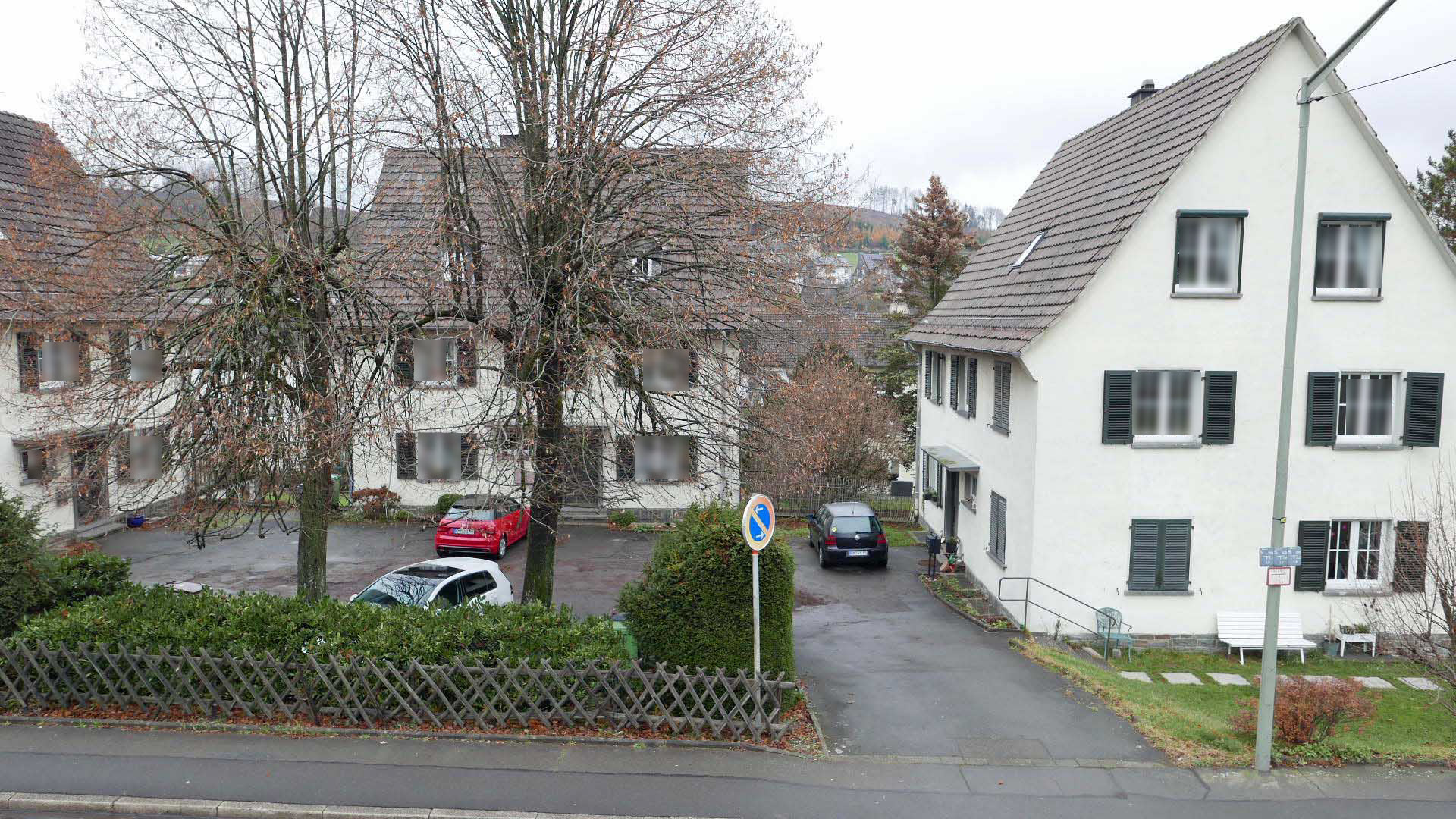 Gummersbach-Karlskamp: Helle, ebenerdige Wohnung mit Parkplatz, ...bilden einen schönen Innenhof  mit Parkplätzen