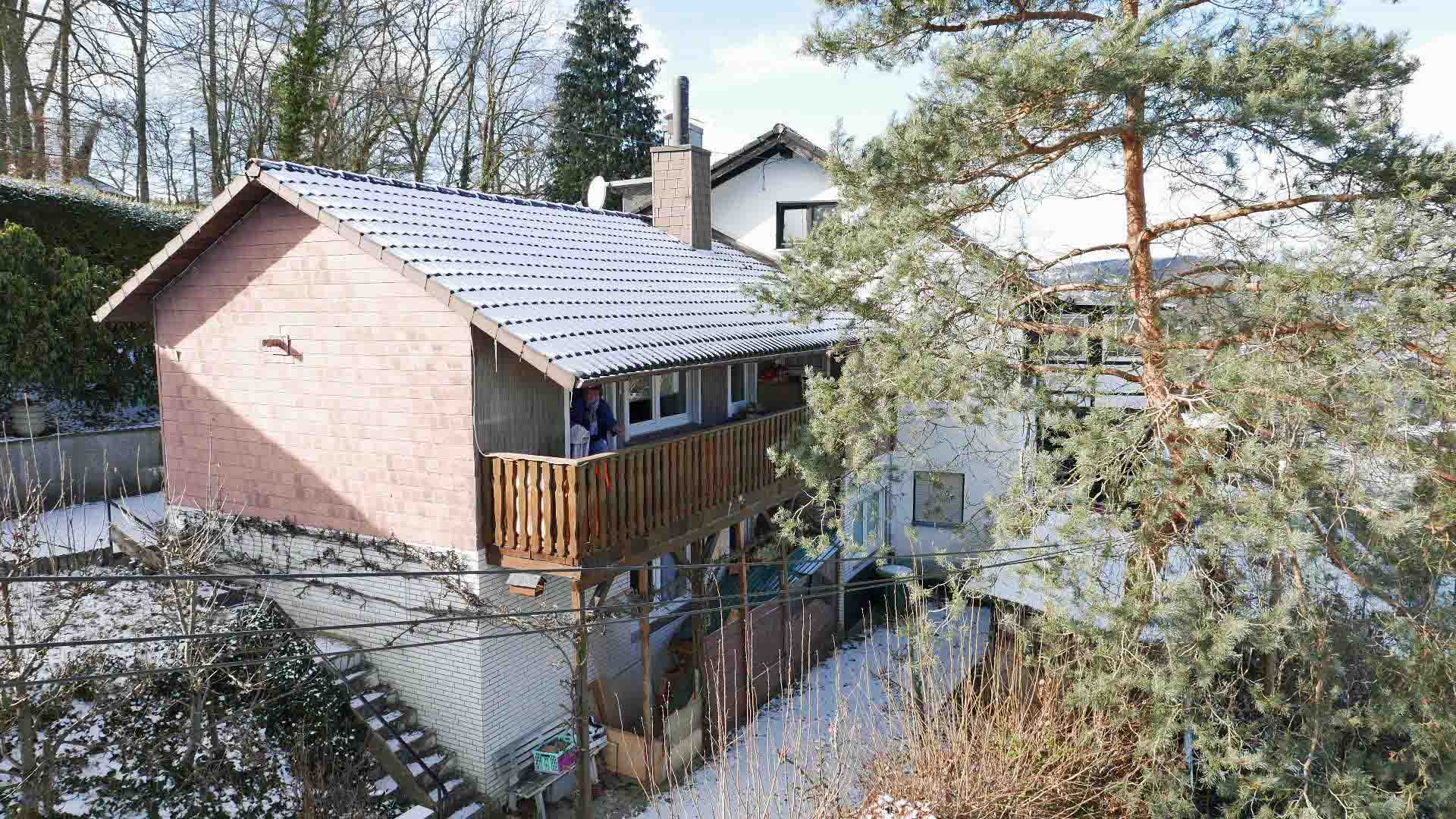 Morsbach: Kleines, preiswertes Wohnhaus mit herrlichem Blick, EG: Wohnen/Küche/Bad/Balkon UG: Schlafen/Bad