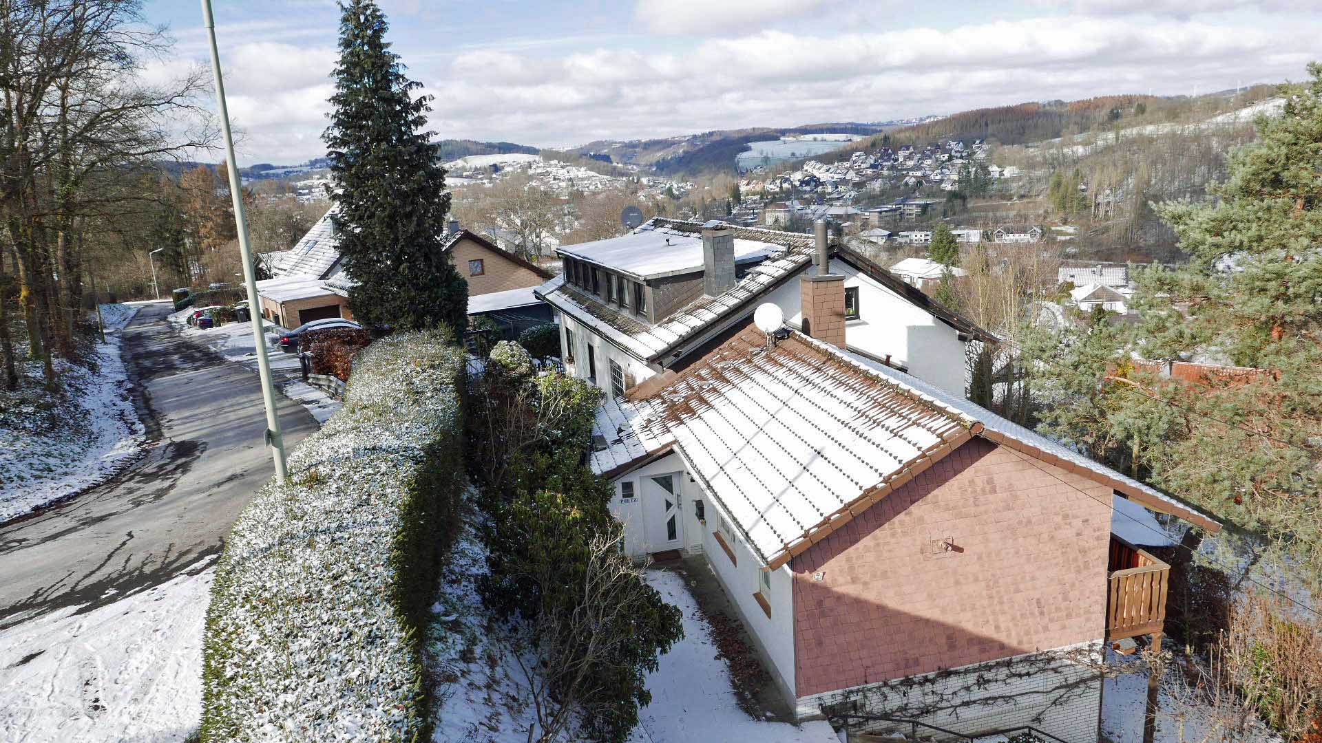 Morsbach: Kleines, preiswertes Wohnhaus mit herrlichem Blick, Herrliche Höhenlage mit einzigartigem Fernblick