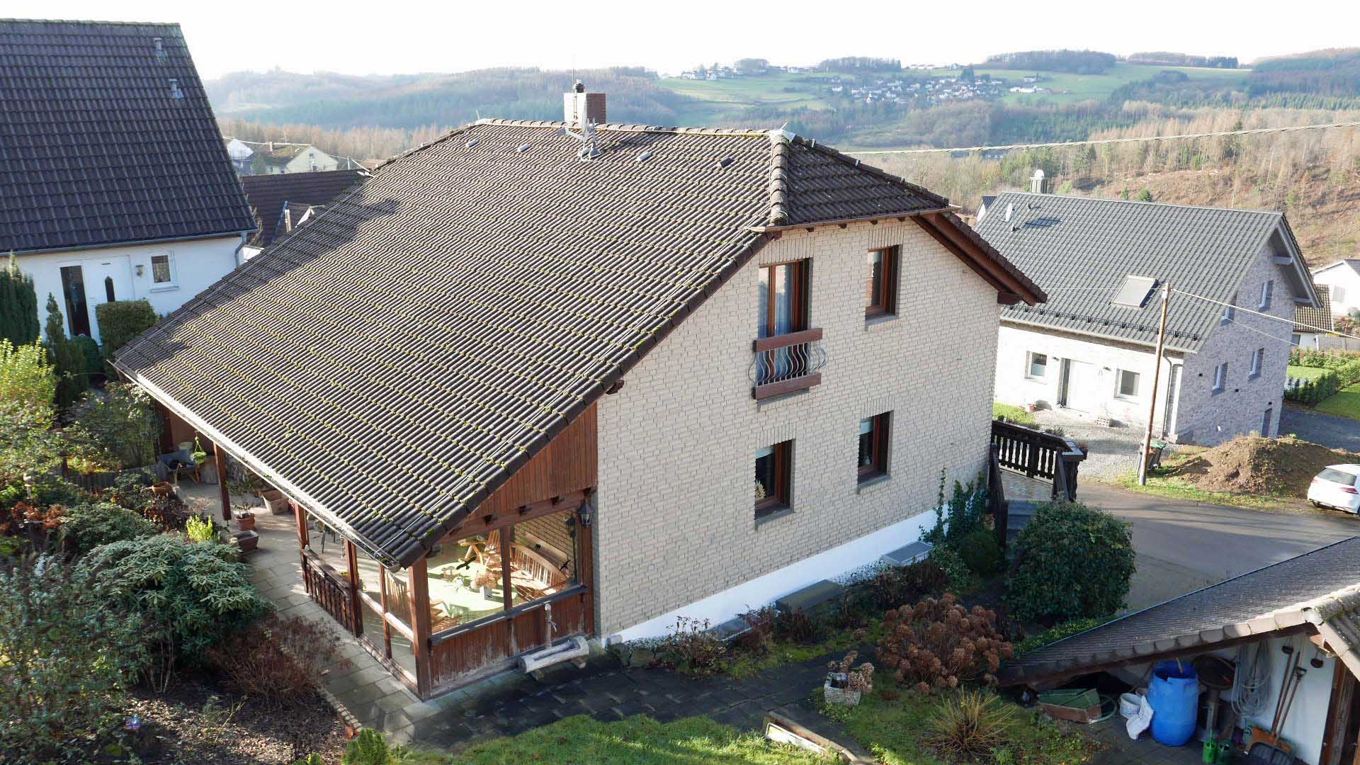 Morsbach-Siedenberg: Großes Wohnhaus in ruhiger Höhenlage, große überdachte Terrasse an der Hausrückseite 