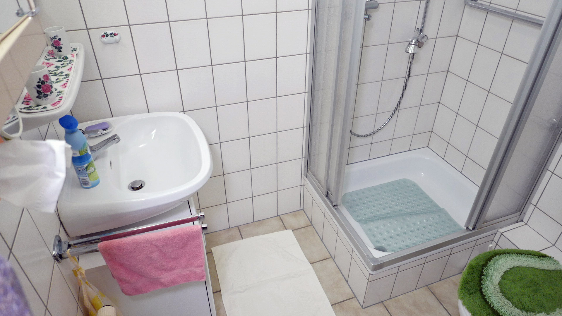 Morsbach-Siedenberg: Großes Wohnhaus in ruhiger Höhenlage, ...kleines Duschbad mit WC im Untergeschoss