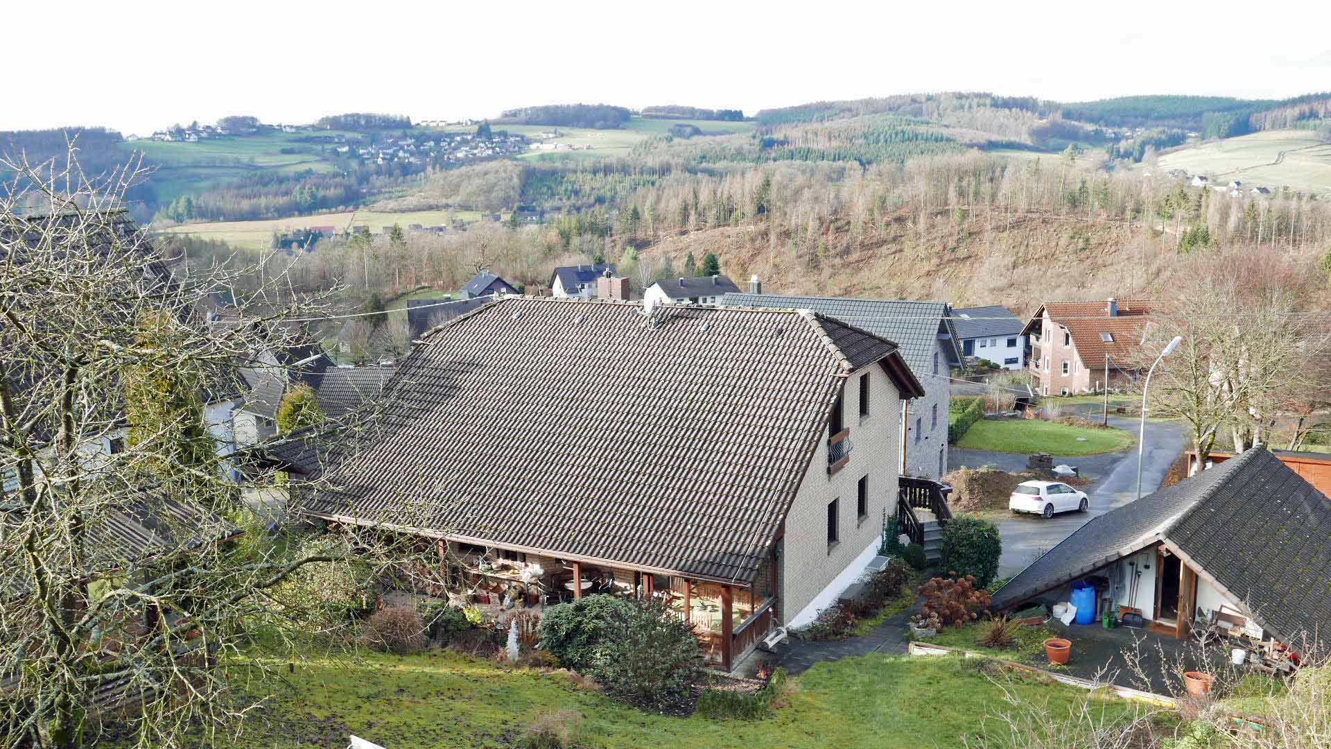 Morsbach-Siedenberg: Großes Wohnhaus in ruhiger Höhenlage, eines der höchstgelegenen Lagen bei Morsbach