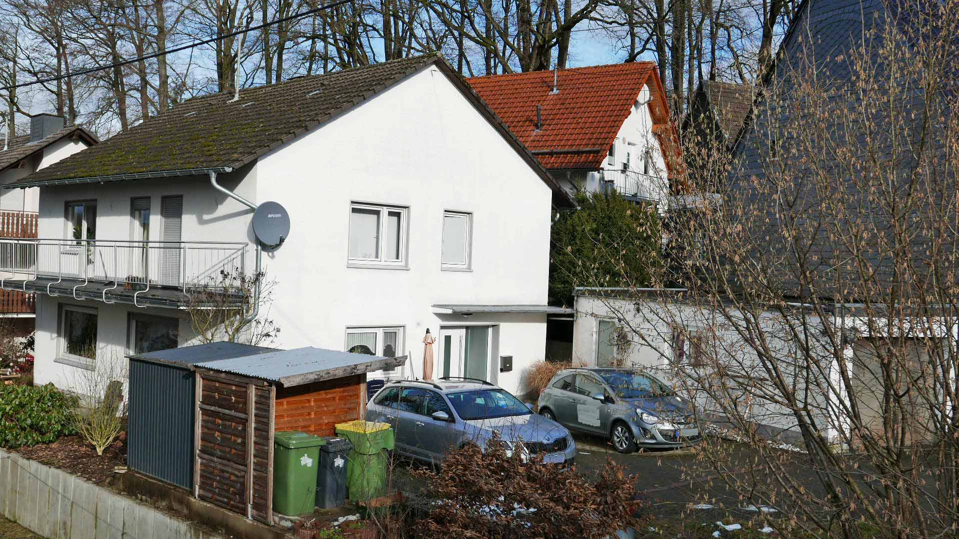 Reichshof-Nosbach: Familien-/ und rollstuhlgerechtes renoviertes Wohnhaus, gepflasterte Hoffläche mit Stellplatz