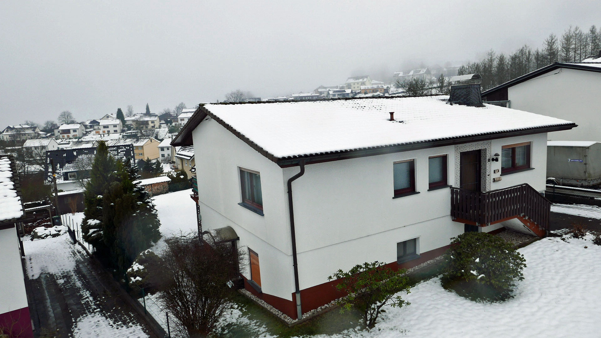 Morsbach: Beliebte Wohnlage "Höhenweg" Wohnhaus mit Doppelgarage, Straßenseite. Das Haus befindet sich an einer...