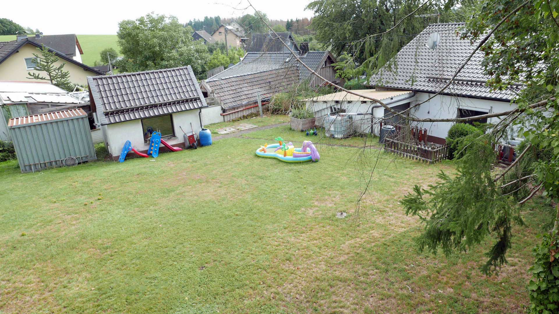 Morsbach-Steimelhagen: Modernisiertes Einfamilienhaus, Blick zum Grundstück (682 m²) mit Spielwiese