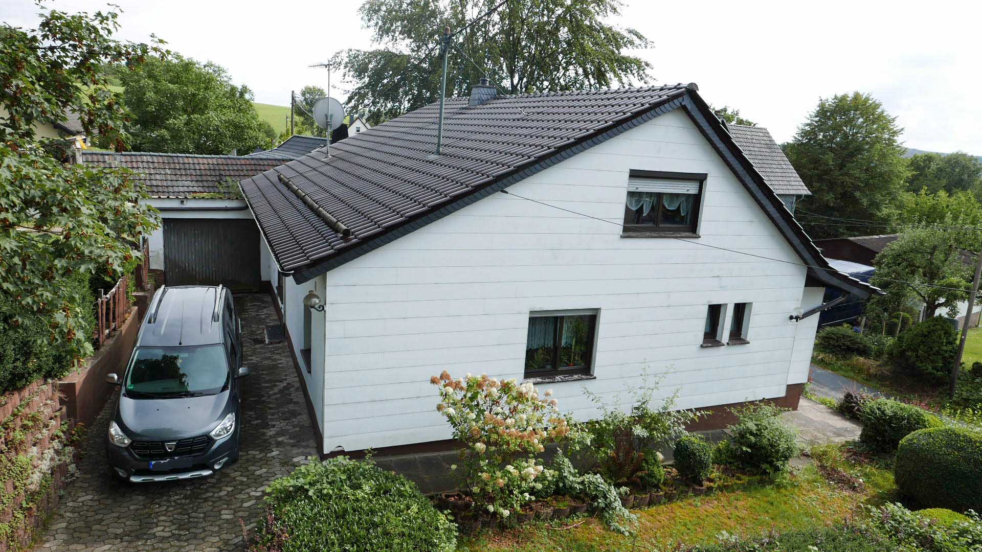 Morsbach-Steimelhagen: Modernisiertes Einfamilienhaus, Garage hinter dem Haus. Dach 1999 erneuert