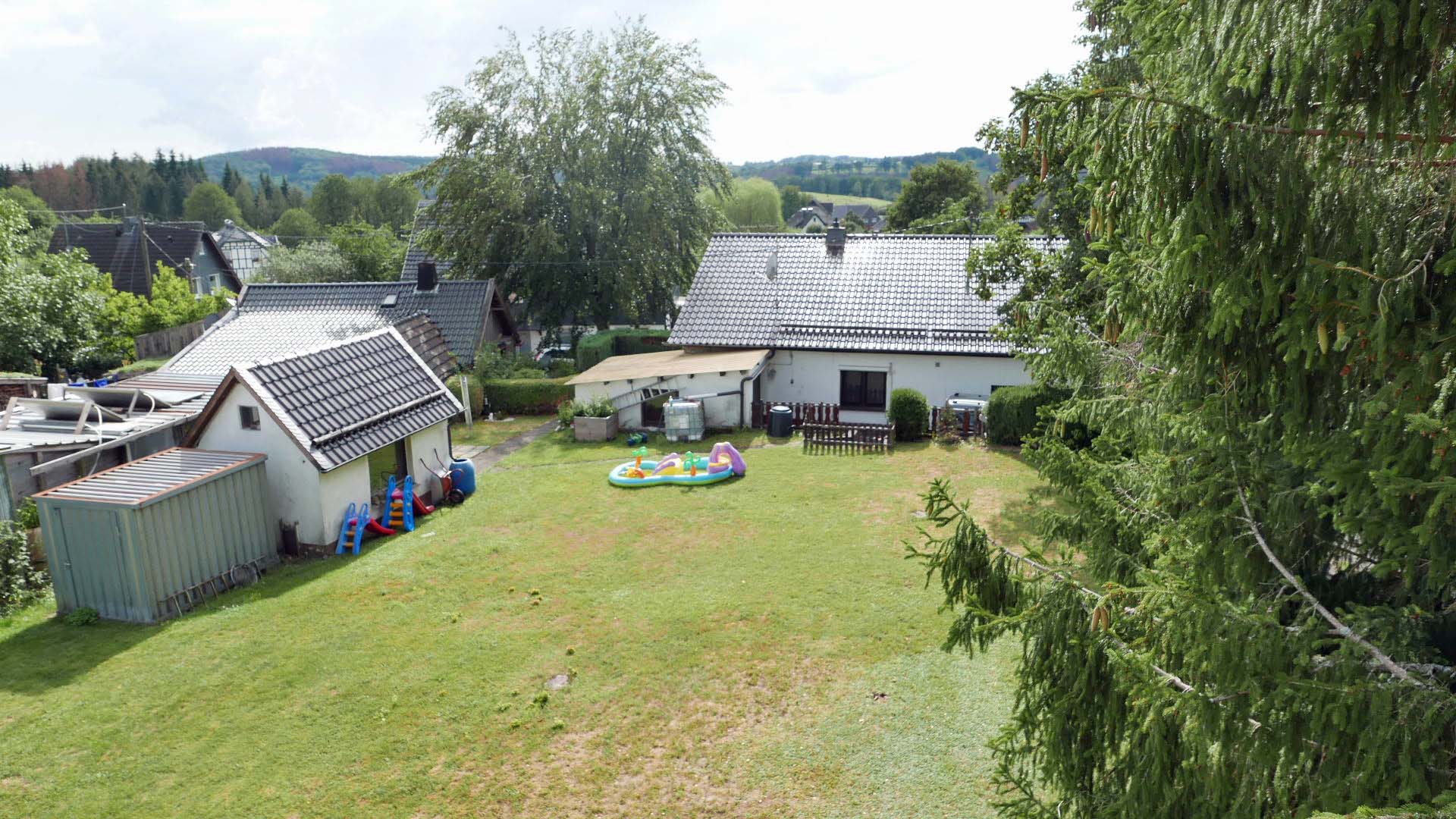 Morsbach-Steimelhagen: Modernisiertes Einfamilienhaus, ...großen, ebenen Spielwiese mit Gartenhaus