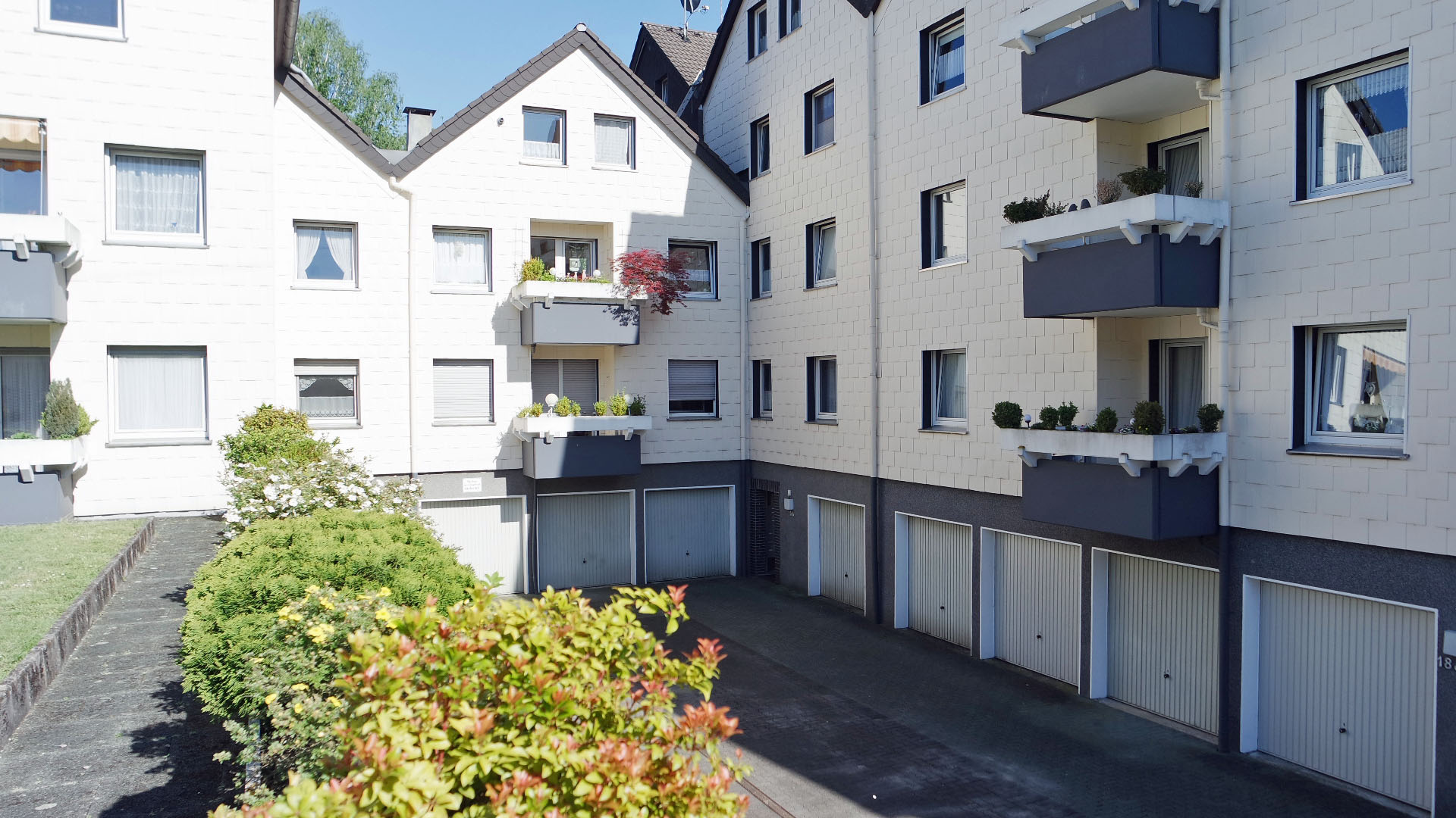 GM-Dieringhausen: ETW mit 16 m² großem Balkon, Innenhof mit Garagen (nicht im Kaufpreis enthalten) 