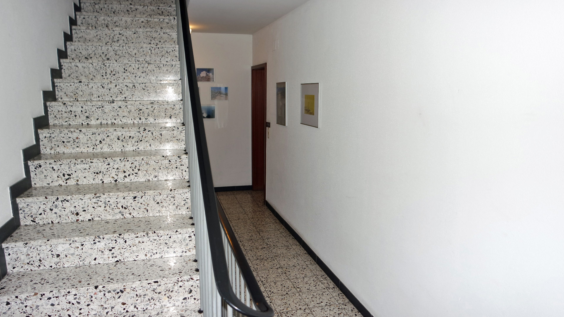 GM-Dieringhausen: ETW mit 16 m² großem Balkon, Blick in das gepflegte und freundliche Treppenhaus