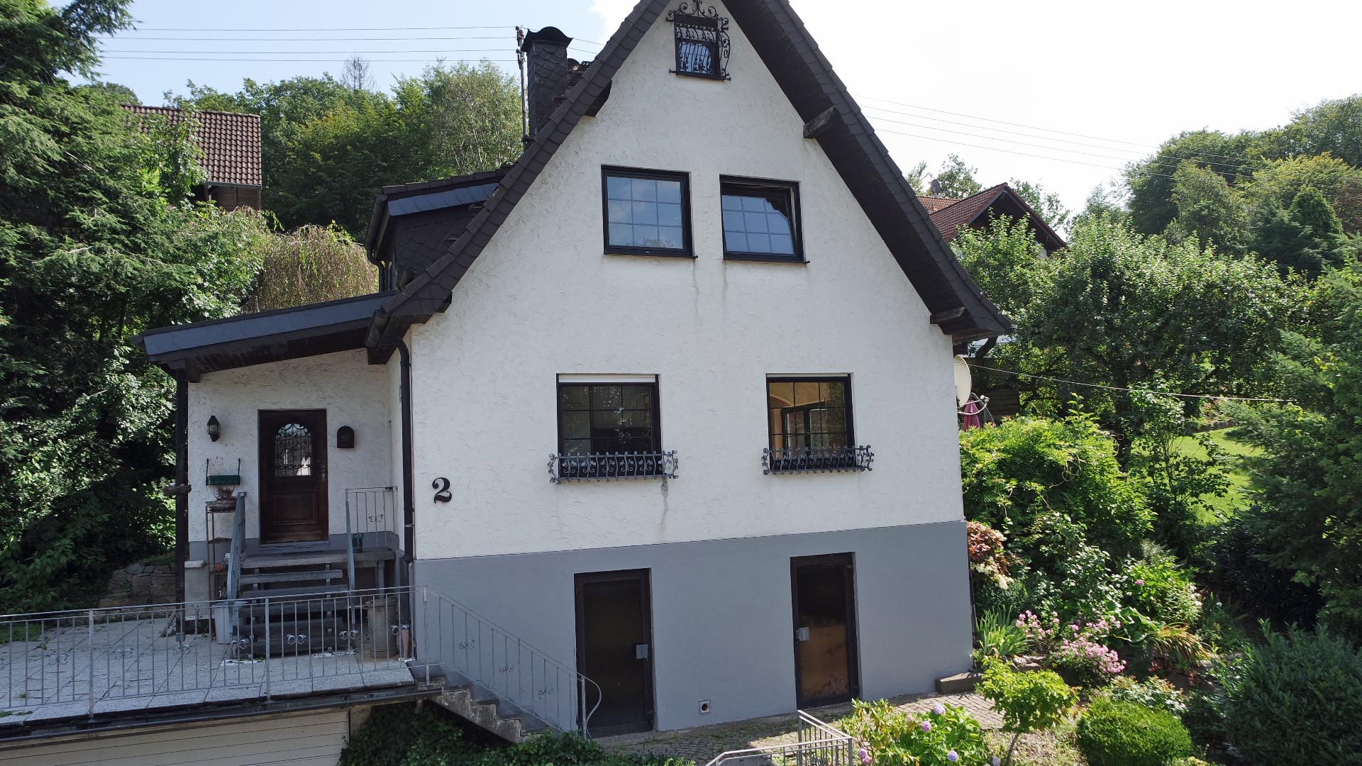 Reichshof-Nosbach: Achtung Naturliebhaber, massives kleines Wohnhaus, Frontseite mit Keller, Garage und Terrasse darauf