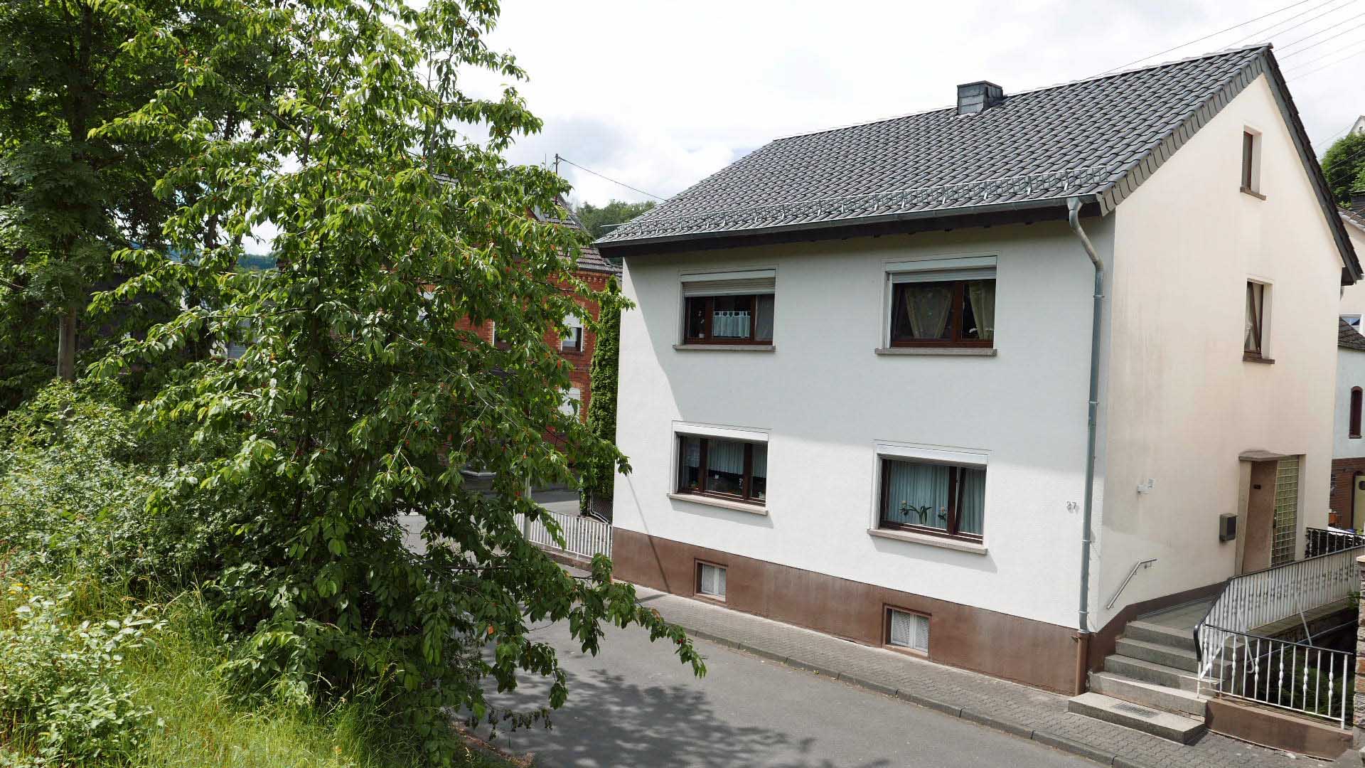 Betzdorf: Zweifamilienhaus in guter, zentraler Wohnlage, 2-FH, ganz zentral in Betzdorf gelegen