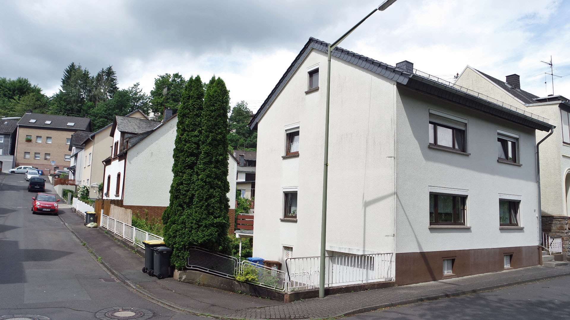 Betzdorf: Zweifamilienhaus in guter, zentraler Wohnlage, Vorder-/Giebelseite mit Garagenzufahrt