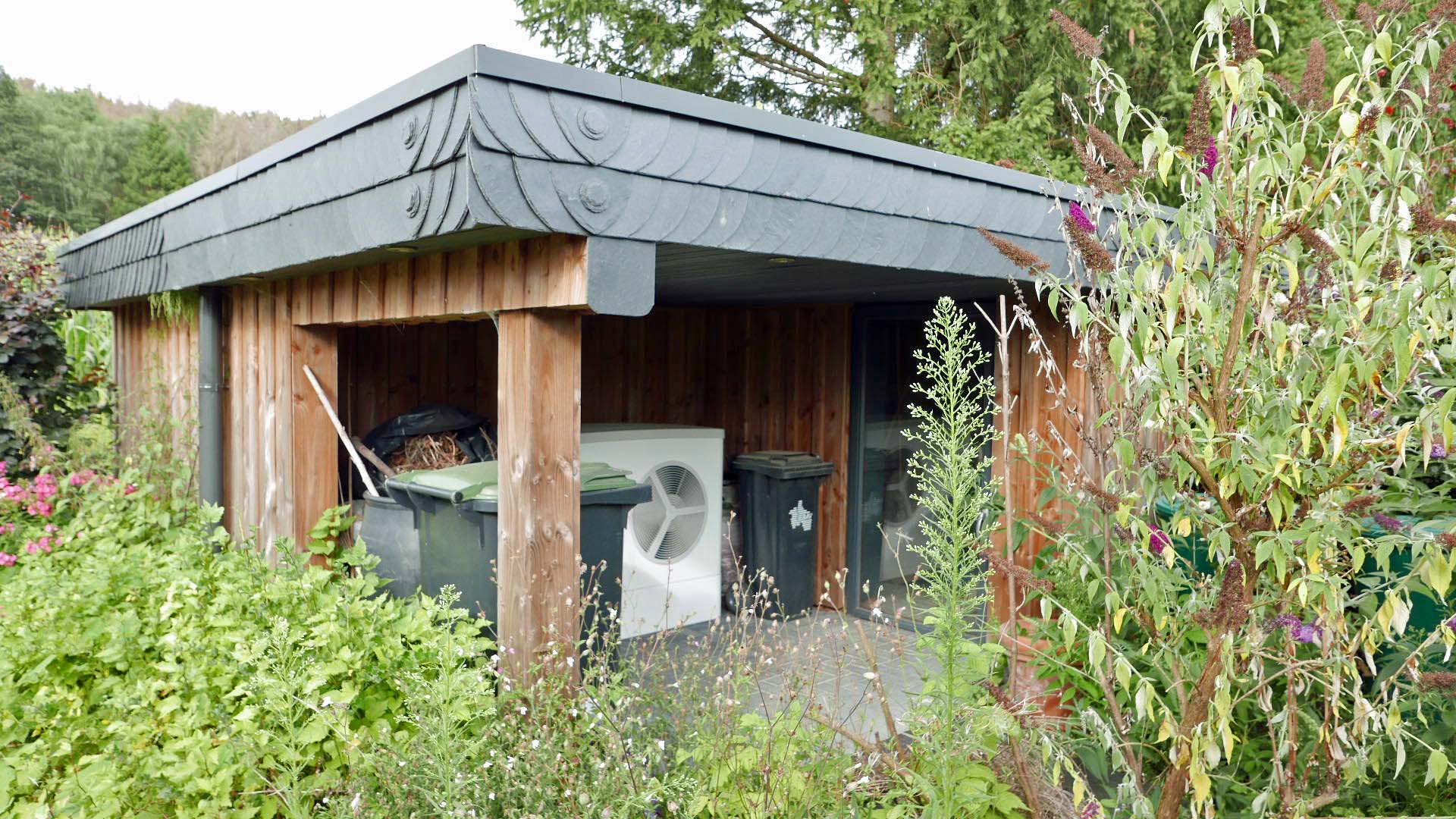Morsbach: Kleiner Luxus-Bungalow in einzigartig schöner, ruhiger Naturlage, Gartenhaus mit überdachtem Platz mit Wärmepumpe