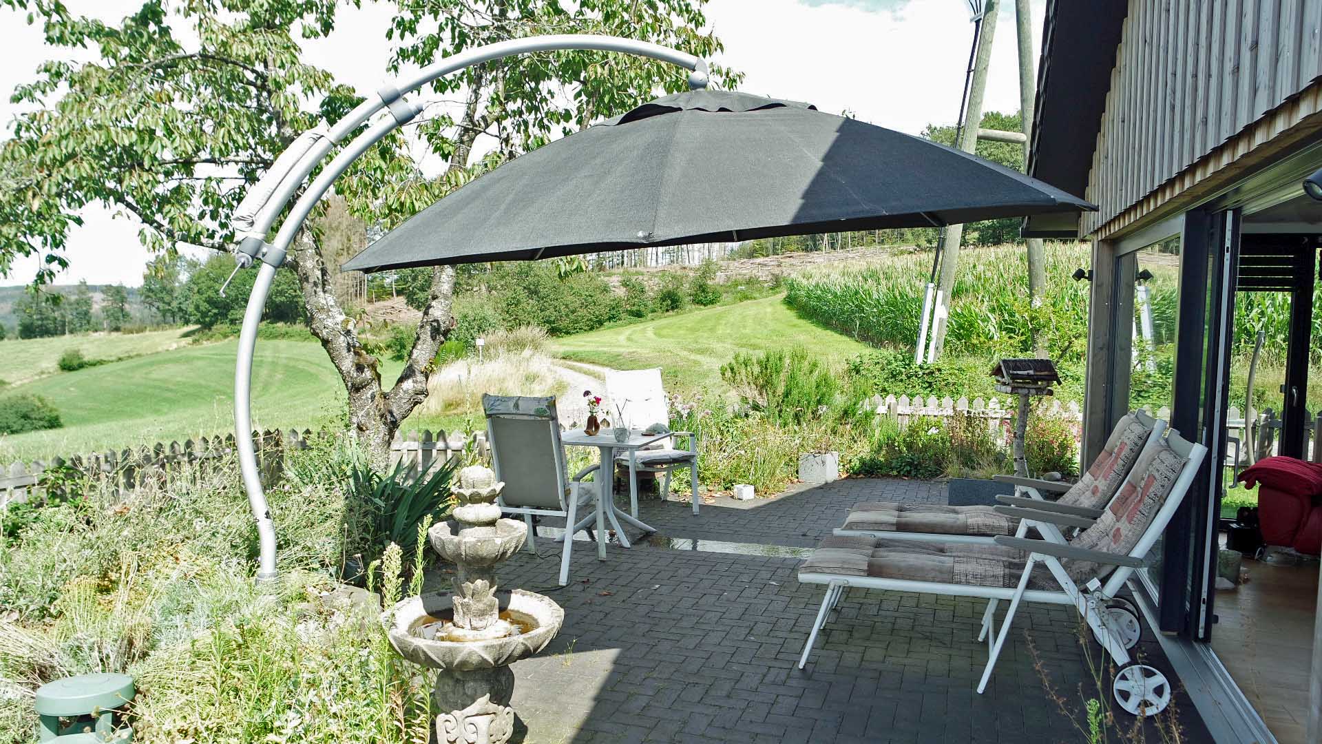 Morsbach: Kleiner Luxus-Bungalow in einzigartig schöner, ruhiger Naturlage, ...hier die große Terrasse am Wohn-/Esszimmer