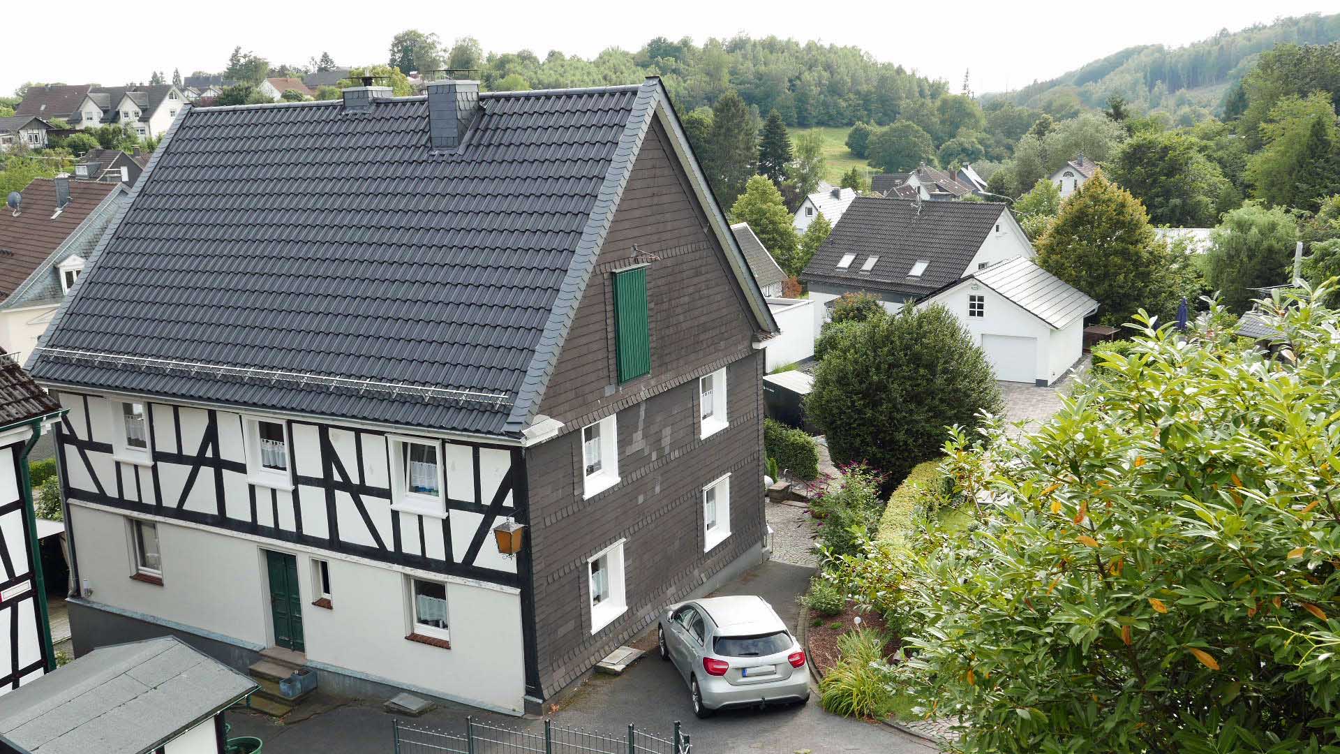 Eckenhagen: Gutbürgerliches, gemütliches Fachwerkhaus mit Garten, Hausrückseite mit Nebeneingang