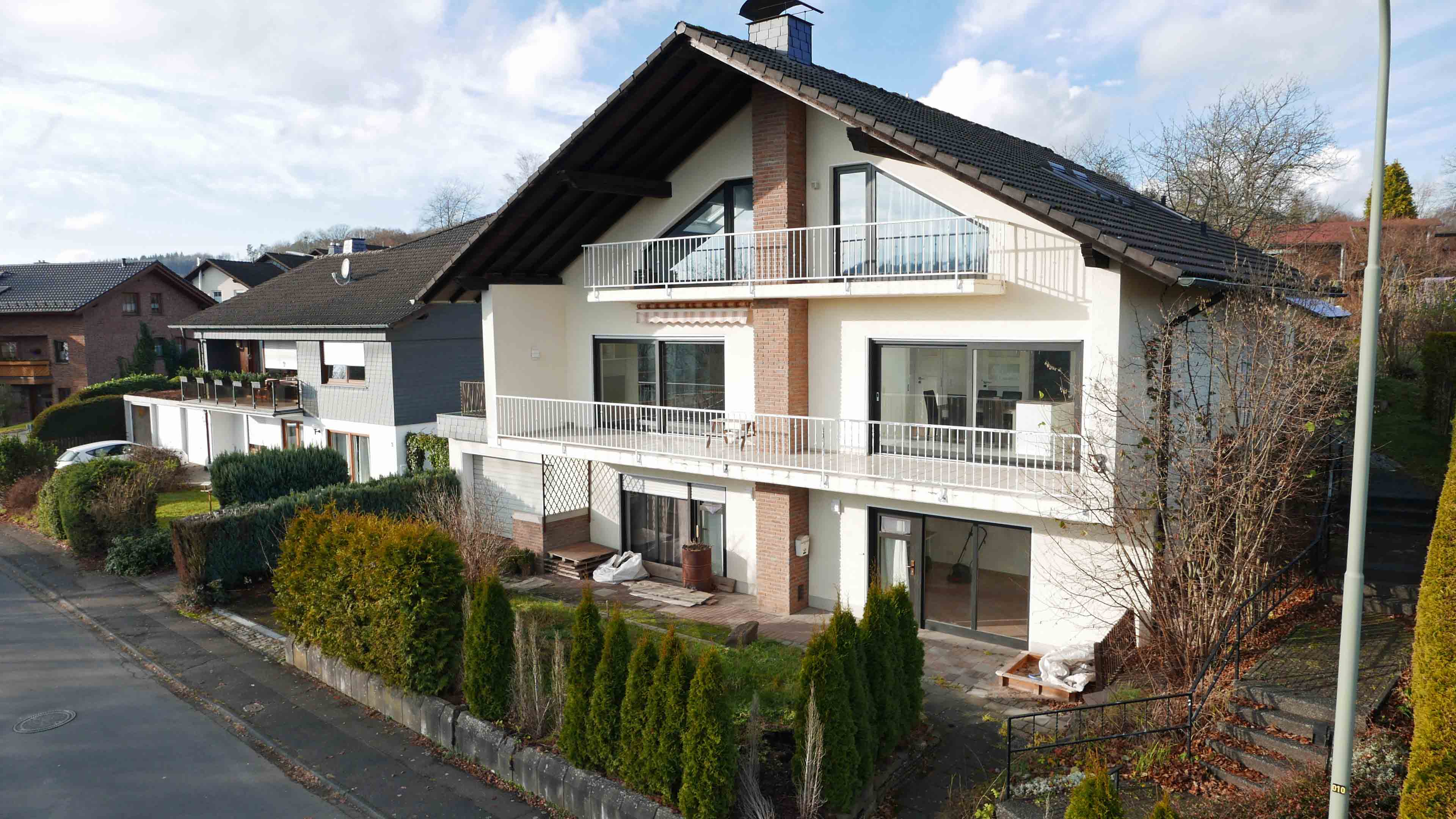 Morsbach: Beste Lage, moderne Ausstattung EFH mit ELW, Großes Einfamilienhaus 200 m² mit ebenerdiger ELW 68 m²