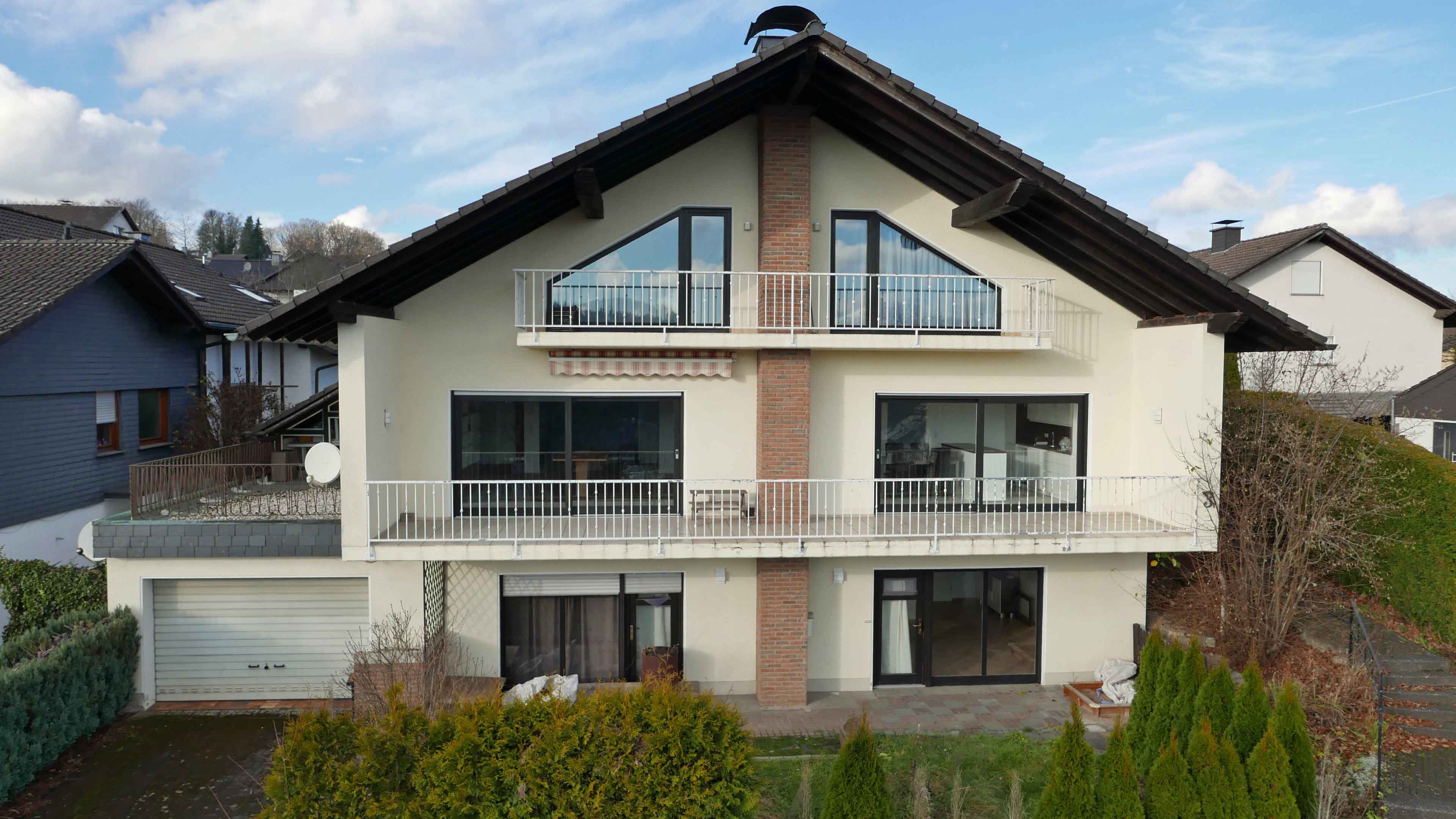 Morsbach: Beste Lage, moderne Ausstattung EFH mit ELW, Frontseite mit großen Fenstern, Balkonen und...