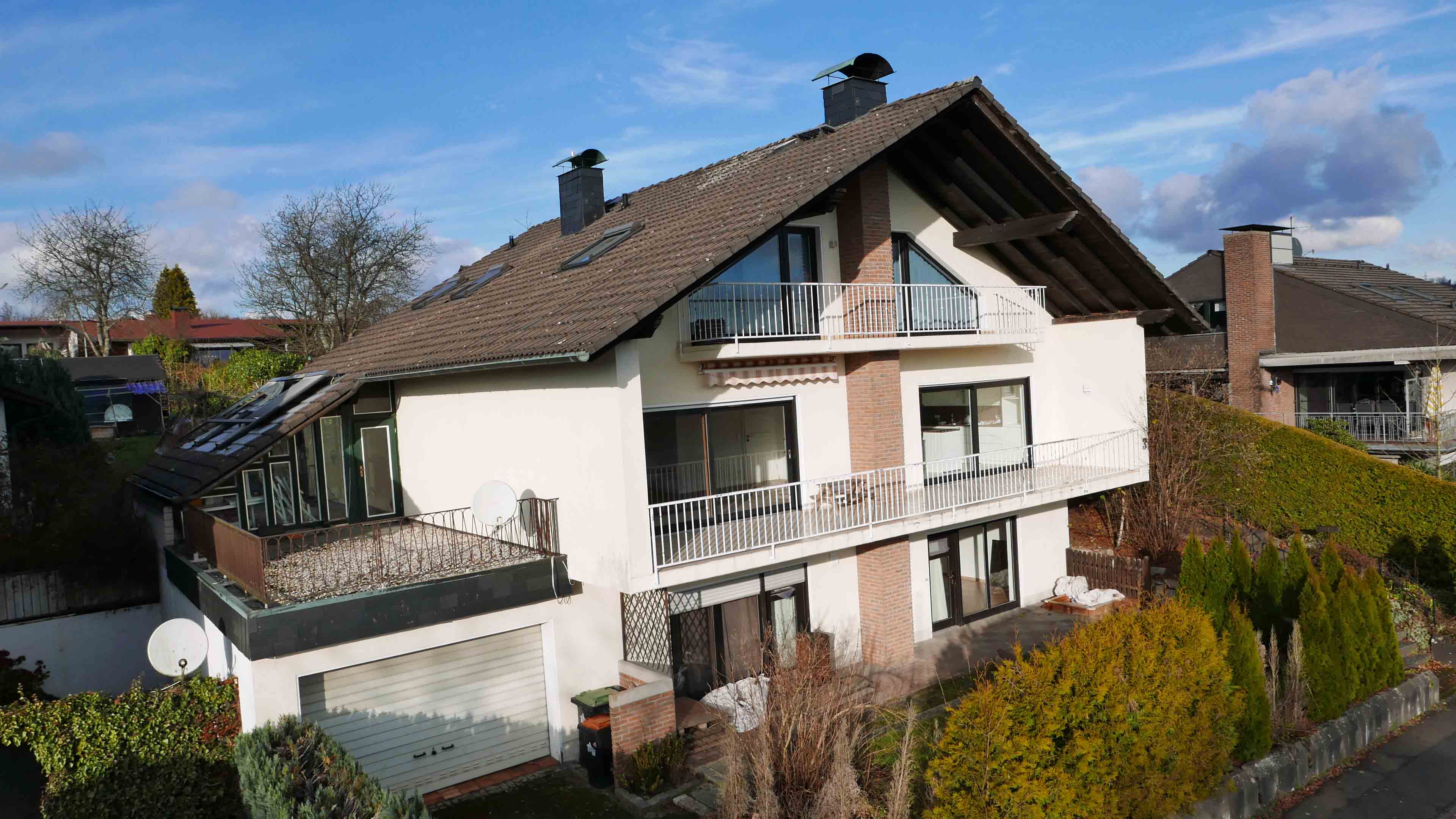 Morsbach: Beste Lage, moderne Ausstattung EFH mit ELW, großer Dachüberstand schützt die Balkone
