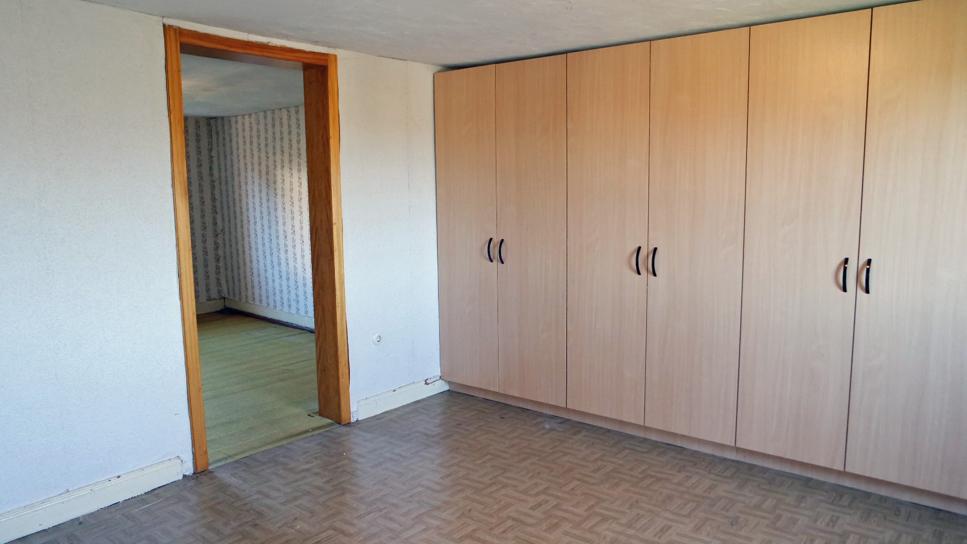 Bergneustadt-Baldenberg: Achtung Handwerker!,  ...Doppelzimmer; hier Schlafzimmer im Obergeschoss ca. 14,8 und 14 m²