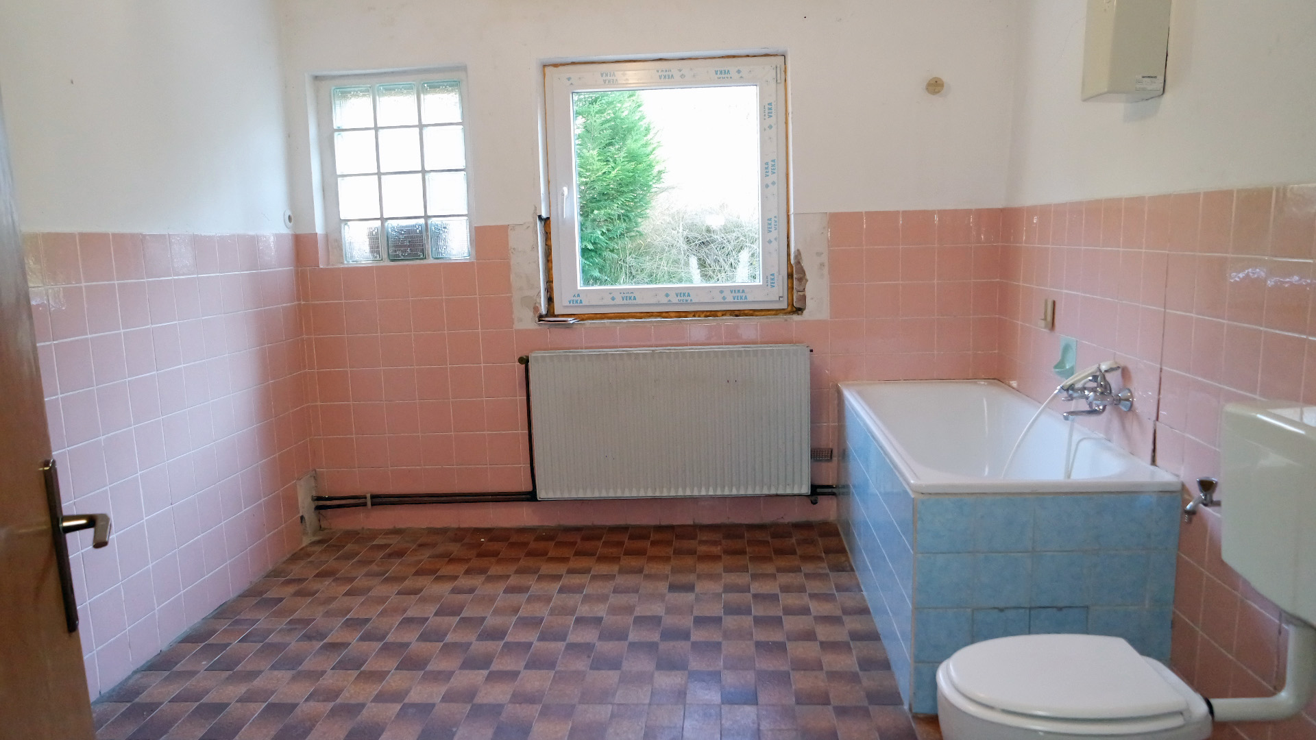 Bergneustadt-Baldenberg: Achtung Handwerker!, auf jeder Etage gibt es ein großes Bad. Hier Erdgeschoss...