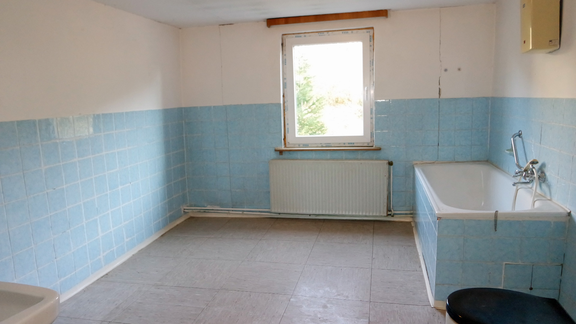 Bergneustadt-Baldenberg: Achtung Handwerker!, ...hier das Bad im Obergeschoss  (je 11, m²). Dachgeschoss = 9,6 m²