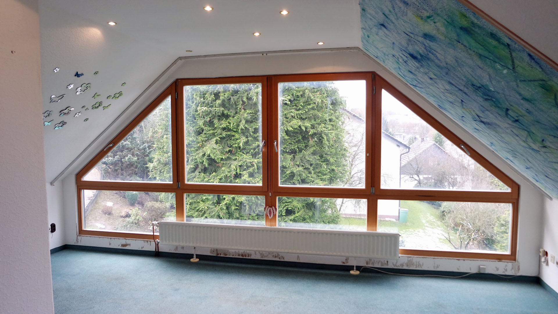 Gummersbach-Bernberg: Wohnhaus mit 2-3 Wohnungen, Wohnzimmer Dachgeschoss mit Panorama-Glaswand