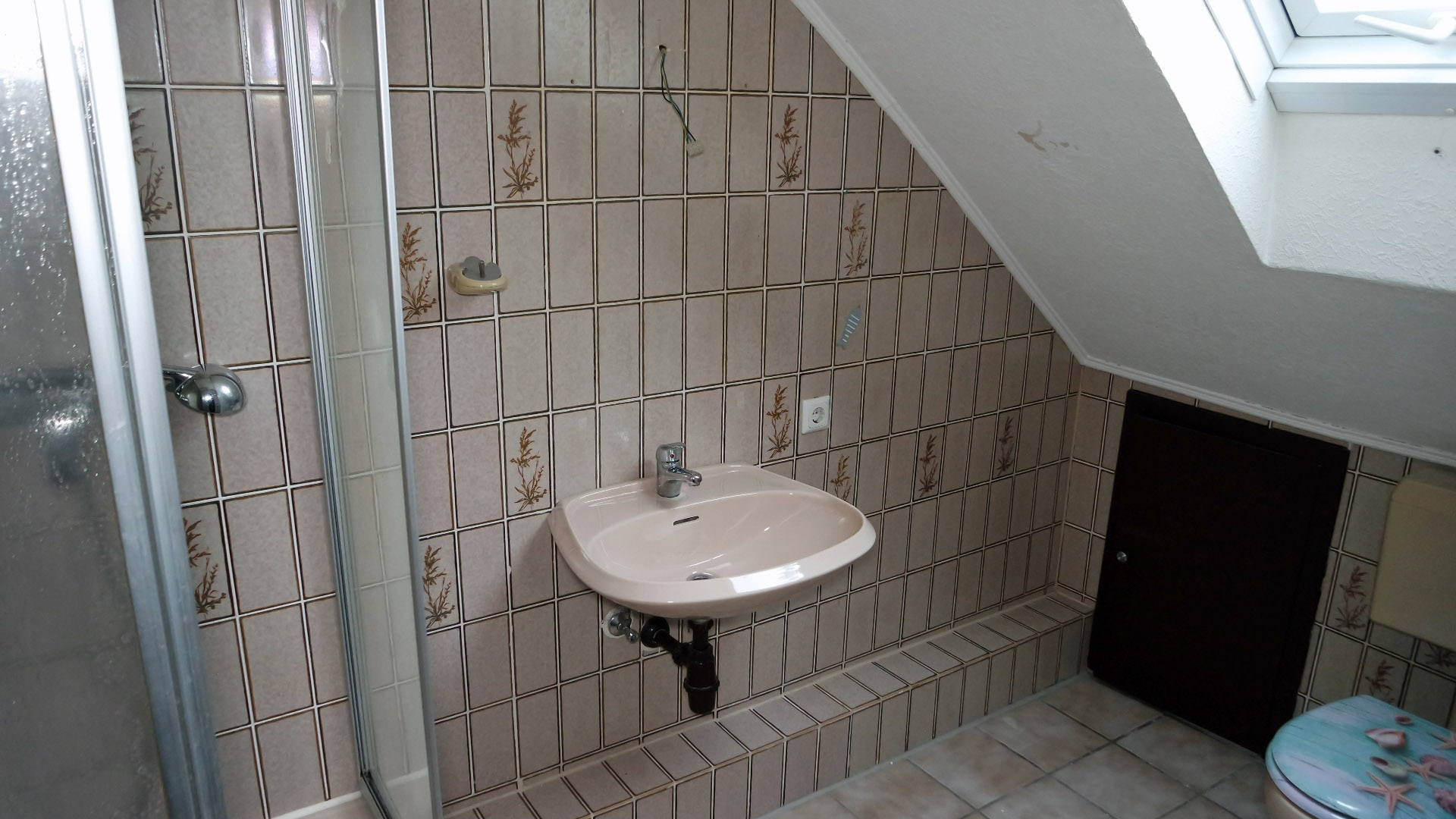 Gummersbach-Bernberg: Wohnhaus mit 2-3 Wohnungen, Duschbad im Dachgeschoss mit Platz für Waschmaschine