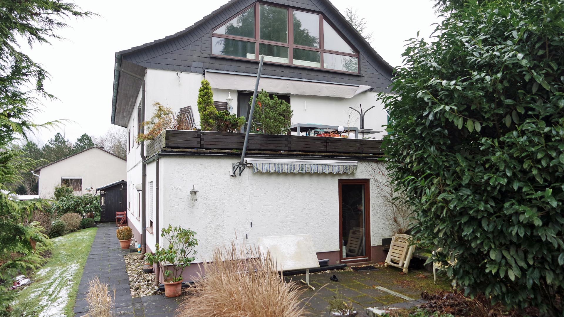 Gummersbach-Bernberg: Wohnhaus mit 2-3 Wohnungen, ...Terrasse, Rasenfläche und Gartenhaus 