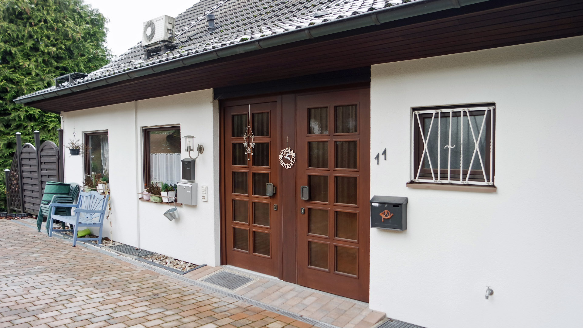 Gummersbach-Bernberg: Wohnhaus mit 2-3 Wohnungen, Vorderseite mit separaten Eingängen zum Erdgeschoss und Dachgeschoss