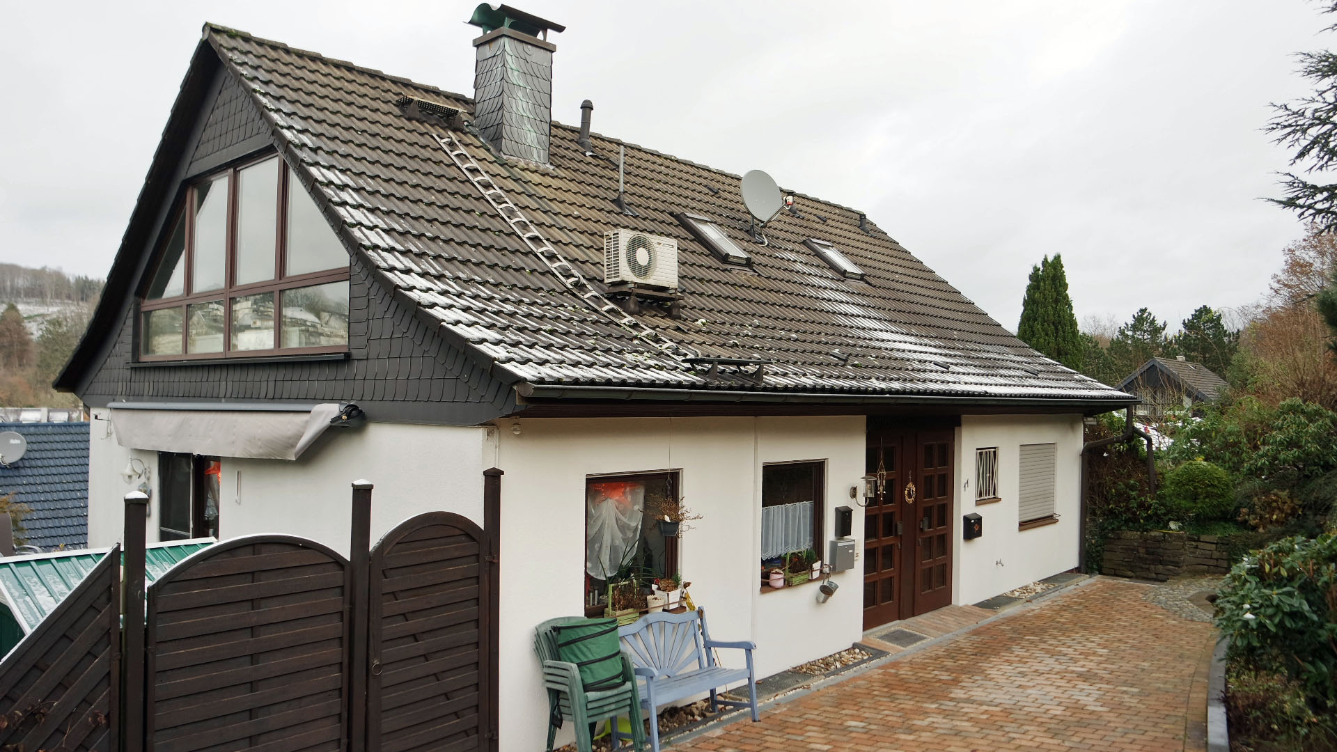 Gummersbach-Bernberg: Wohnhaus mit 2-3 Wohnungen, Frontseite mit gepflasterter Zufahrt, verglastem...