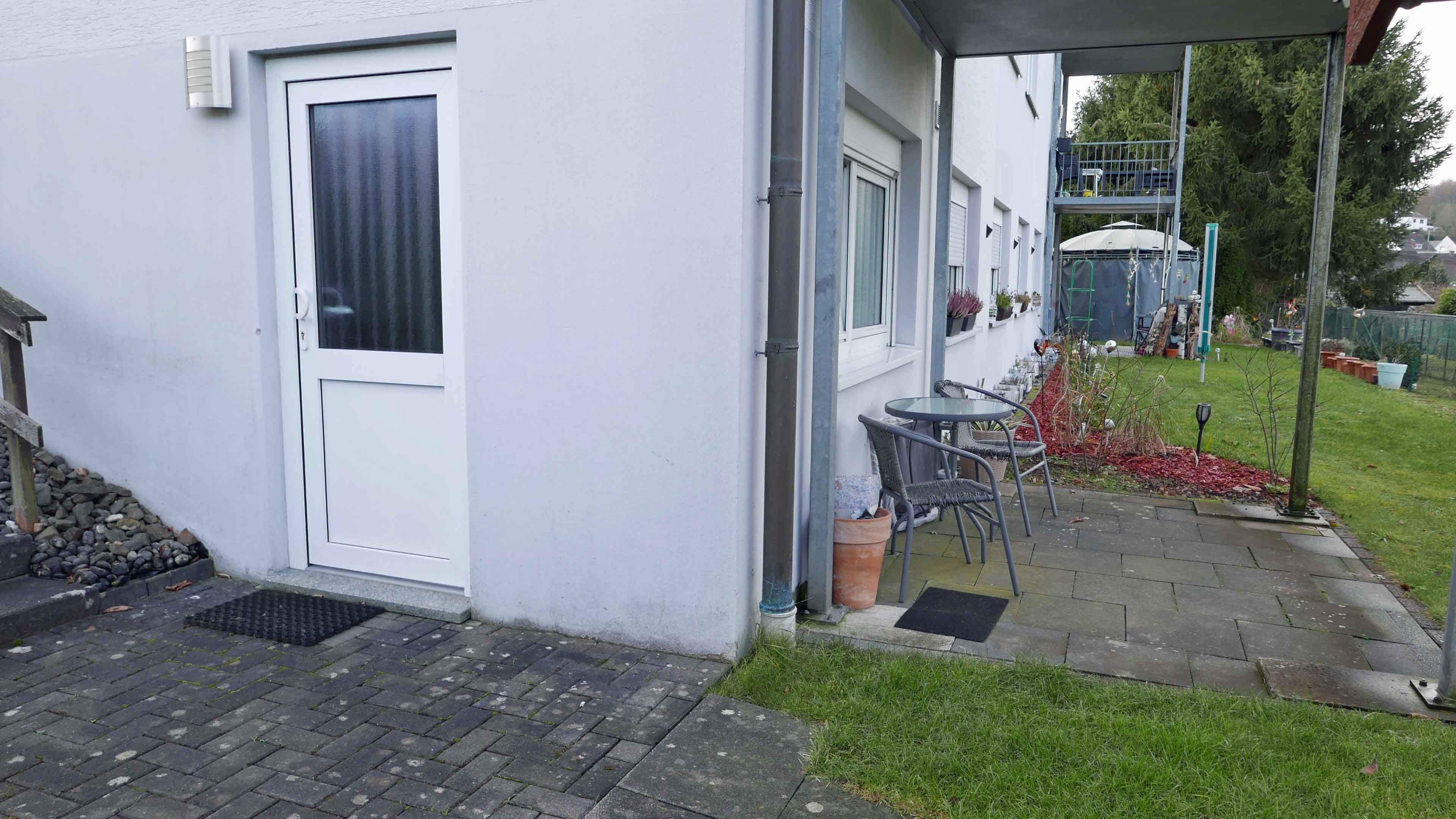 Alsdorf: Gepflegtes 7-FH - 36.420,00 € Mieteinnahmen/Jahr, Ausgang Waschkeller zur Wäscheleine im Garten