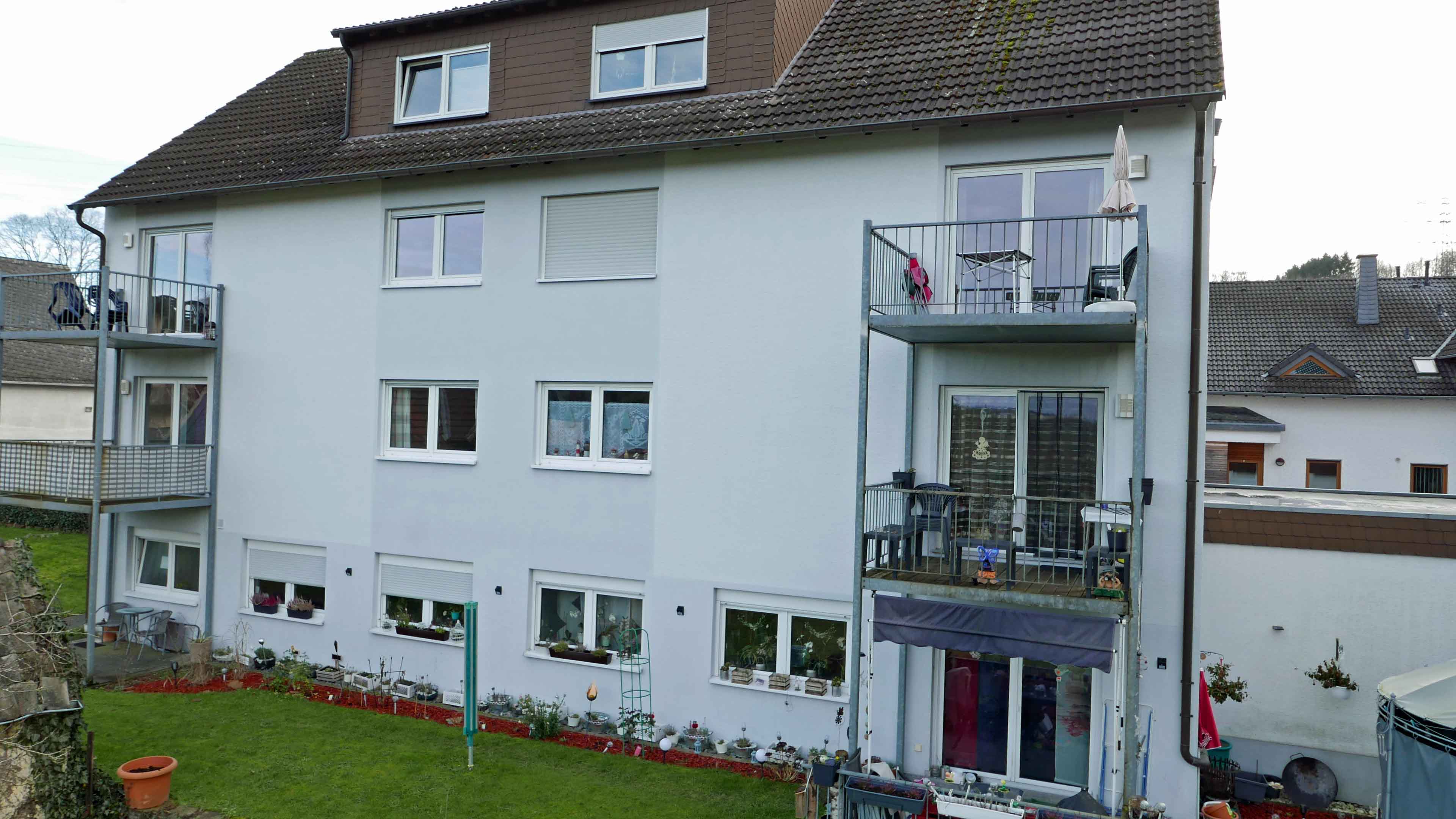 Alsdorf: Gepflegtes 7-FH - 36.420,00 € Mieteinnahmen/Jahr, Hausrückseite mit 4 Balkonen und 2 Terrassen...