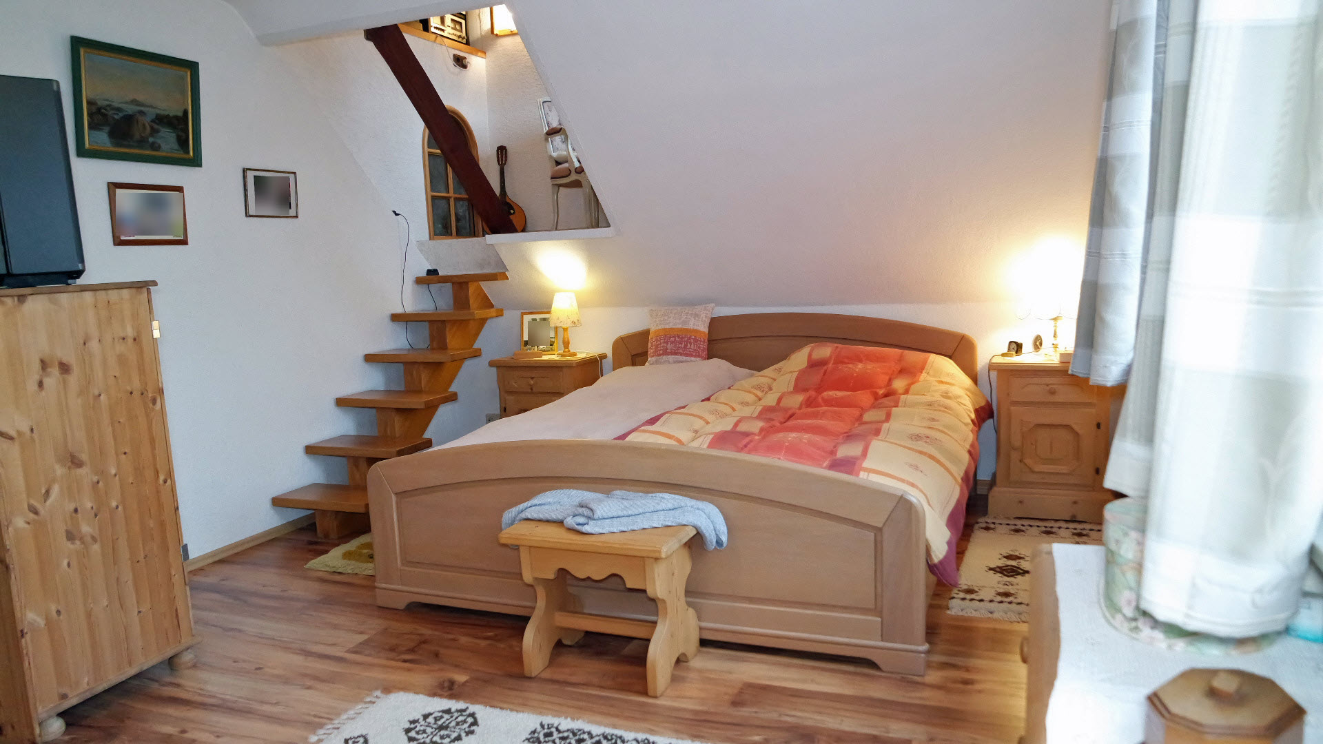 Morsbach: Gepflegtes 1 bis 2-Familienhaus, Dachgeschoss: 4 Zimmer / 106 m² Wohnfläche. Hier das große Schlaf-...