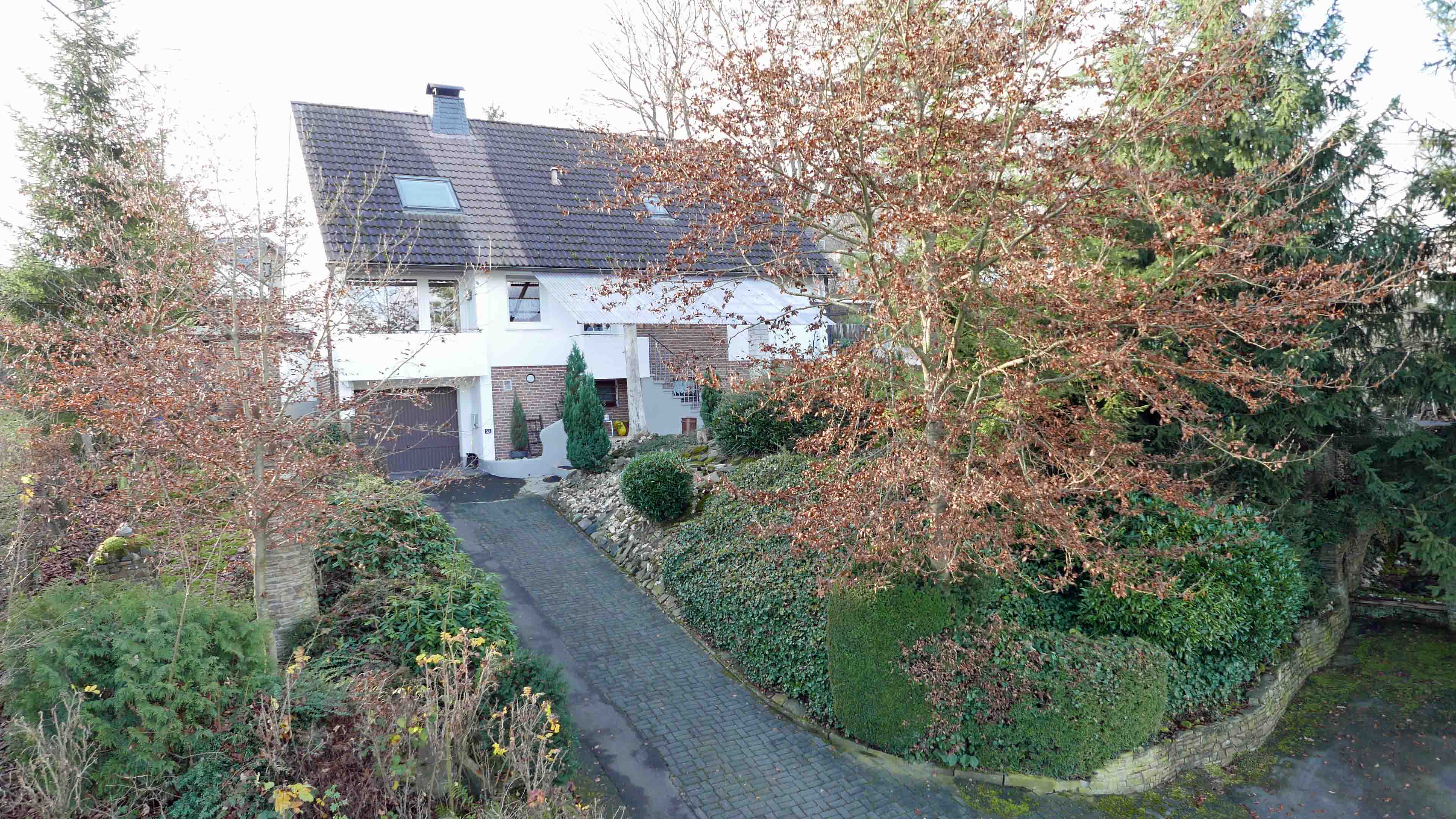 Morsbach: Gepflegtes 1 bis 2-Familienhaus, Frontseite. Das Dach wurde 2004 modernisiert