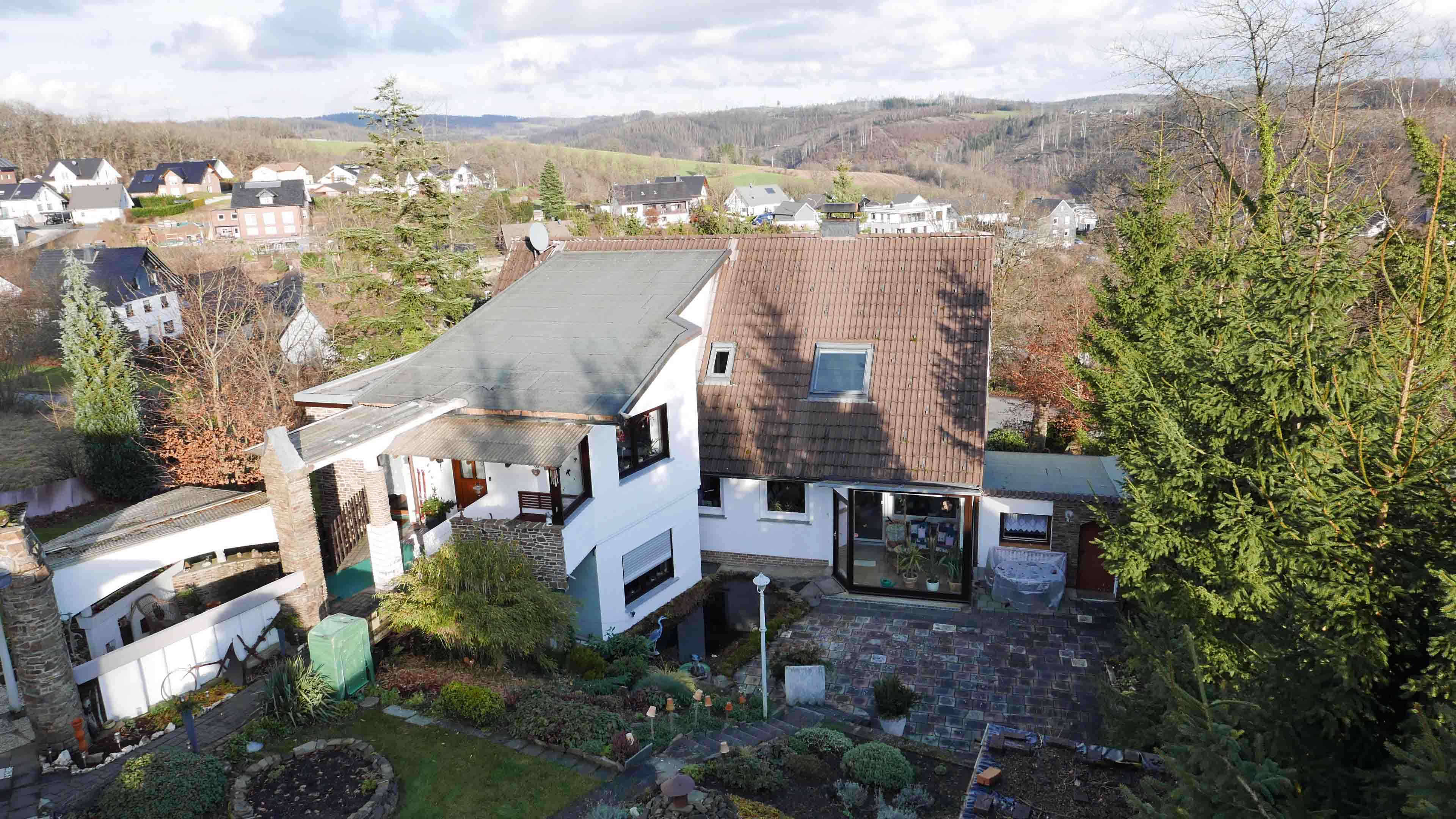 Morsbach: Gepflegtes 1 bis 2-Familienhaus, Rückseite mit Anbau, Terrasse und Wintergarten
